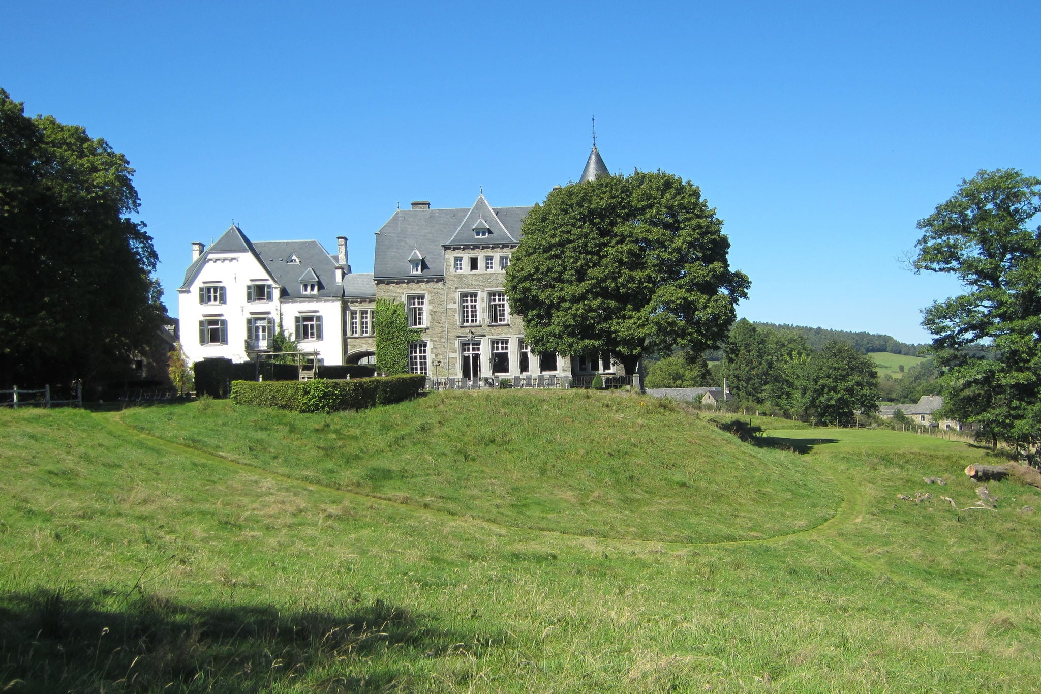 Idyllisches Schloss in Érezée mit Garten