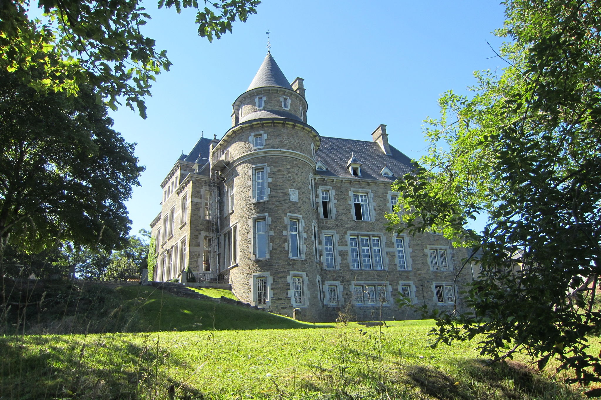 main building of a castle in the valley of Aisne