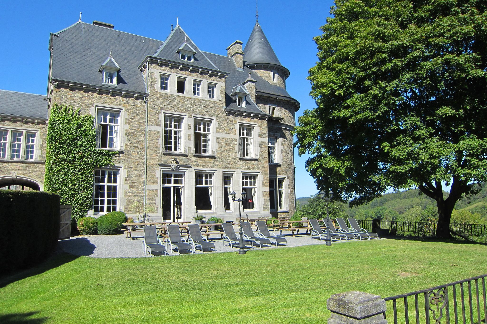 main building of a castle in the valley of Aisne