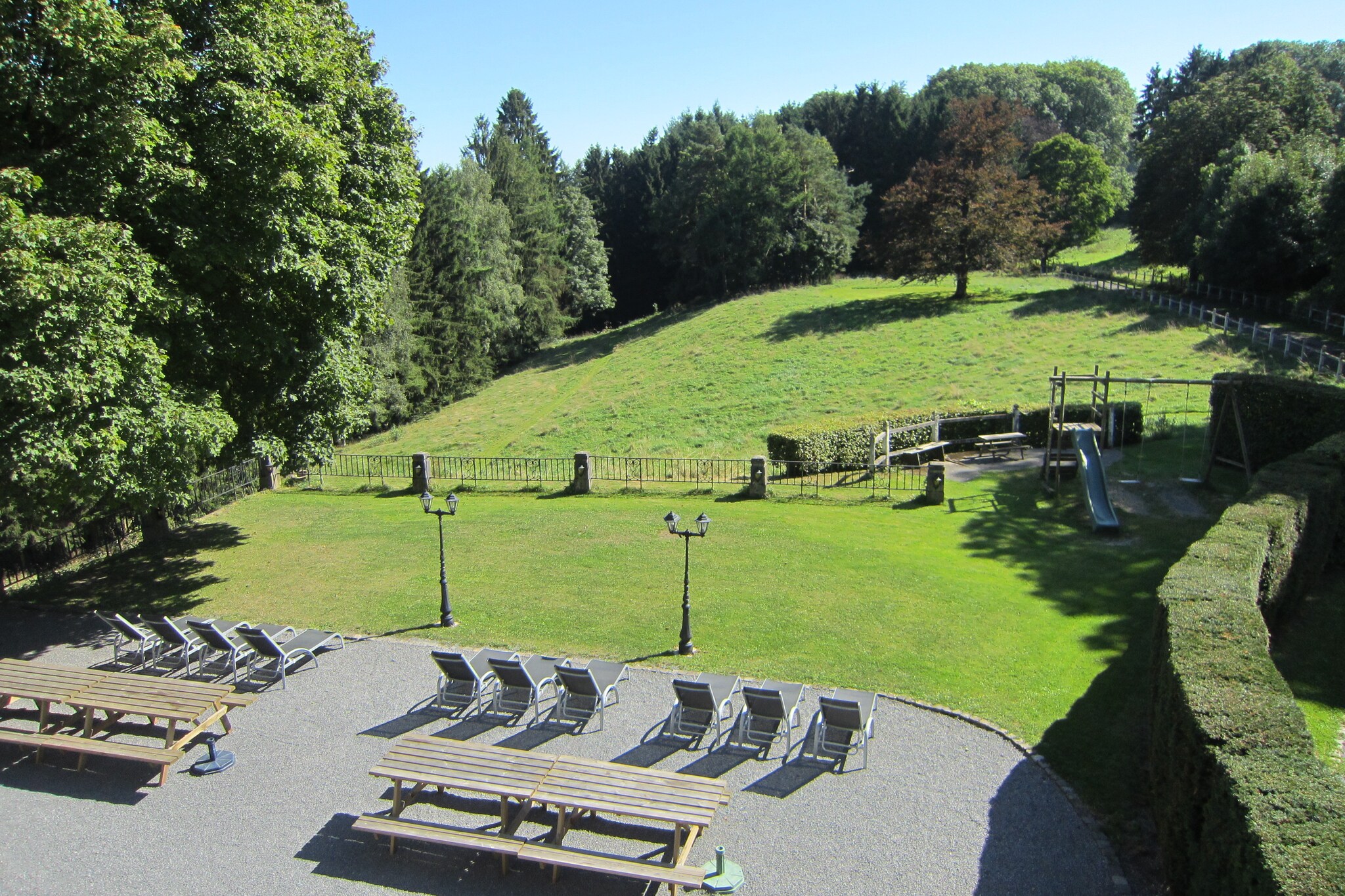 Idyllisches Schloss in Érezée mit Garten