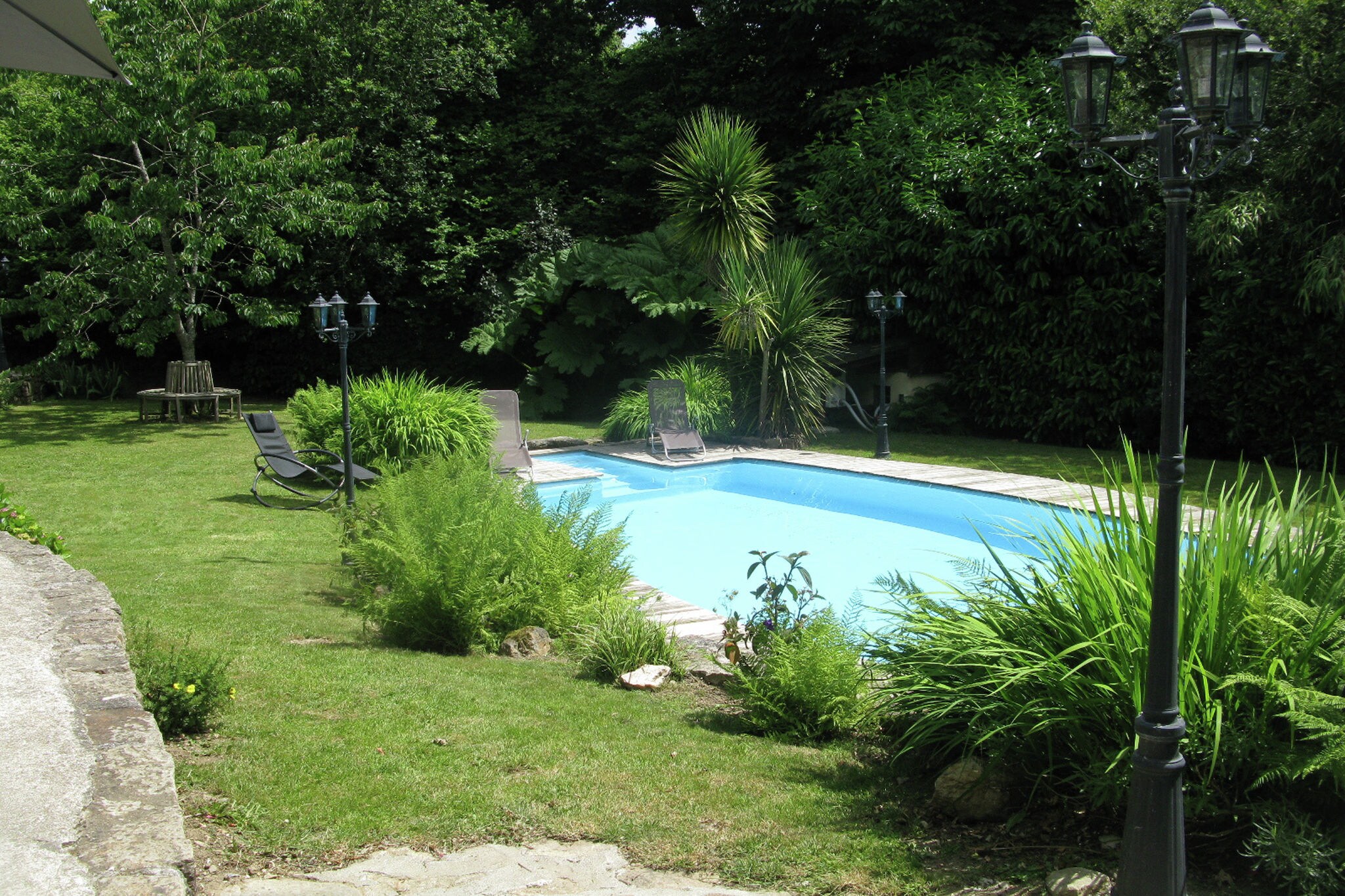 Vrijstaand huis met goed onderhouden, omheinde tuin met privé zwembad.