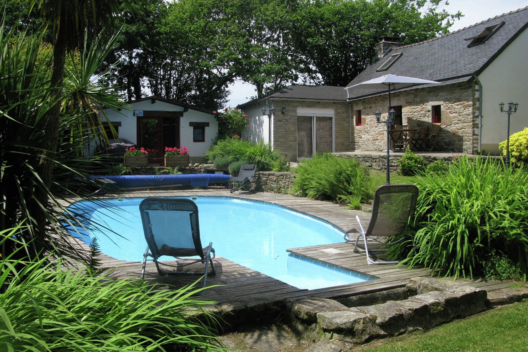 Vrijstaand huis met goed onderhouden, omheinde tuin met privé zwembad.
