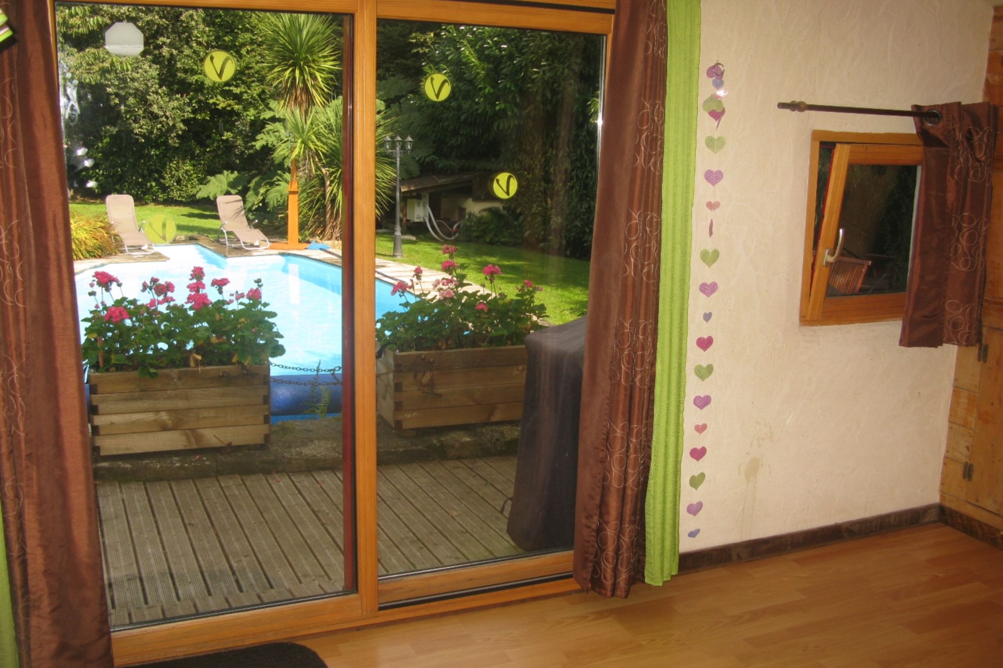 Detached house with a well-maintained enclosed garden with a private swimming pool.