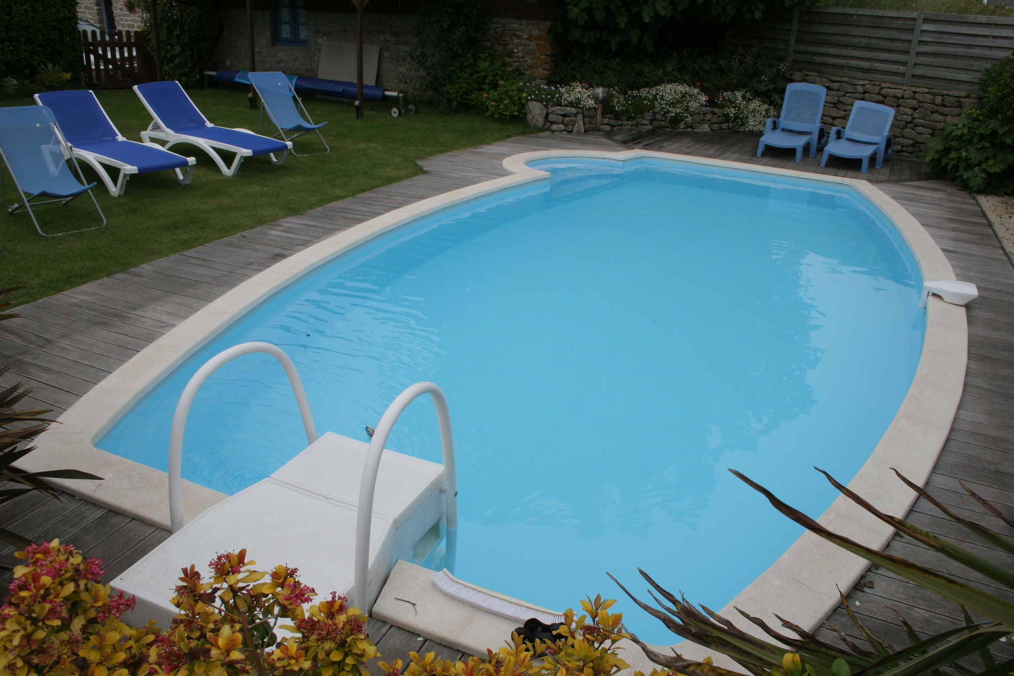 Traditionelles Cottage in Plomeur mit Swimmingpool