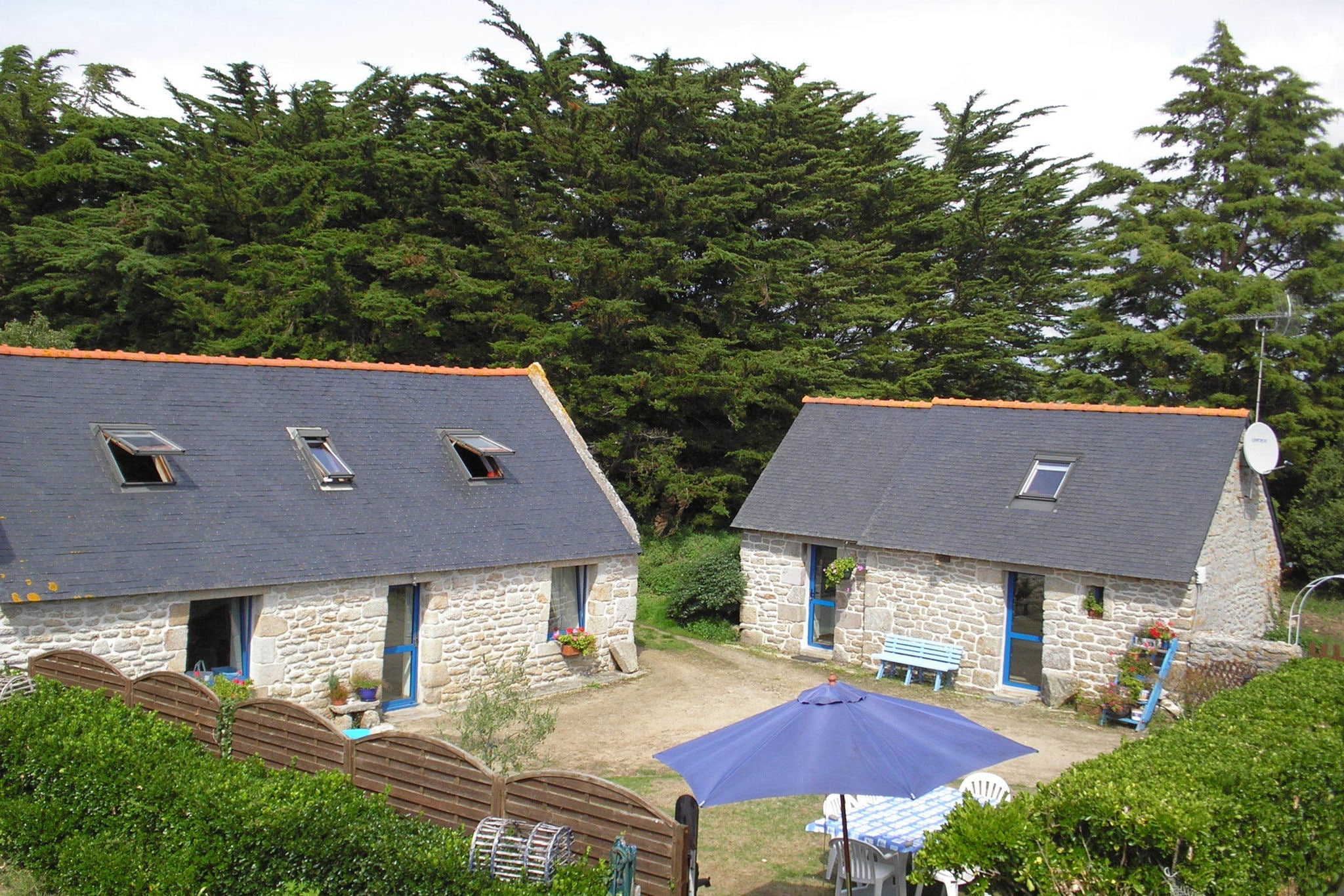 Traditionelles Cottage in Plomeur mit Swimmingpool