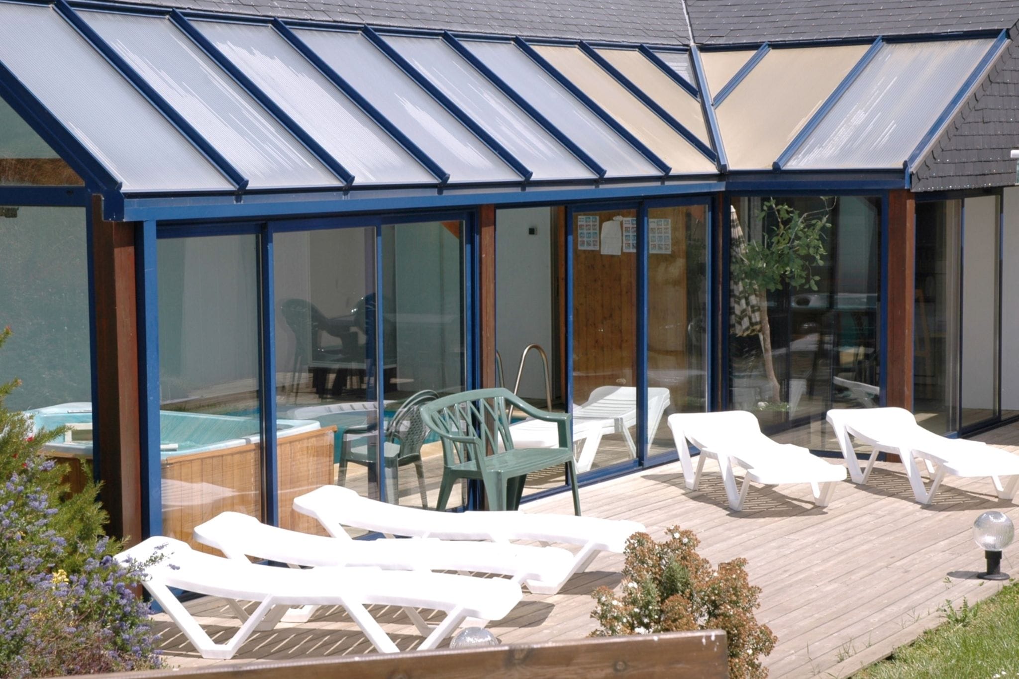 Villa moderne à Moëlan-sur-Mer avec piscine couverte