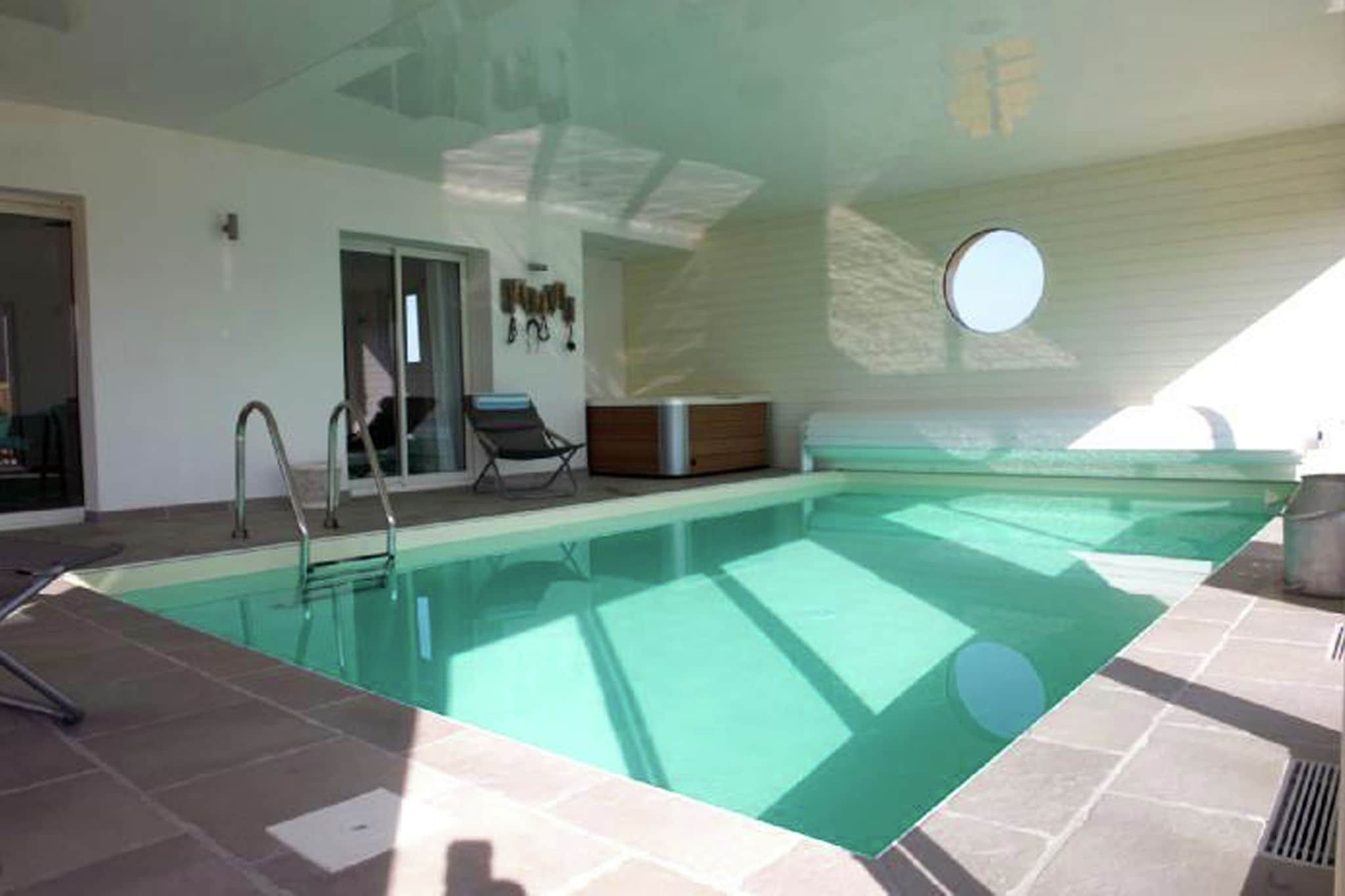 Luxuriöse Villa mit Hallenbad in Plounéour-Trez, Frankreich