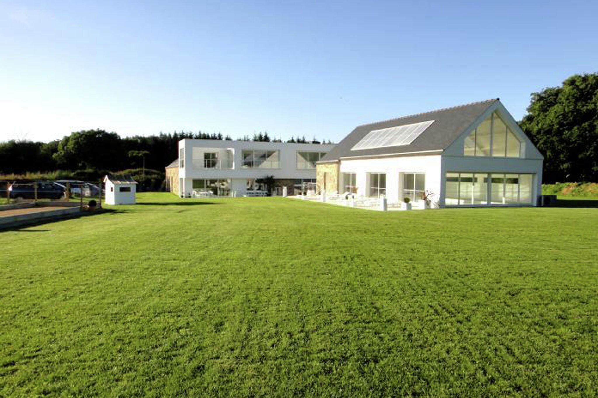 Luxury villa with a large garden, an indoor swimming pool and a sauna
