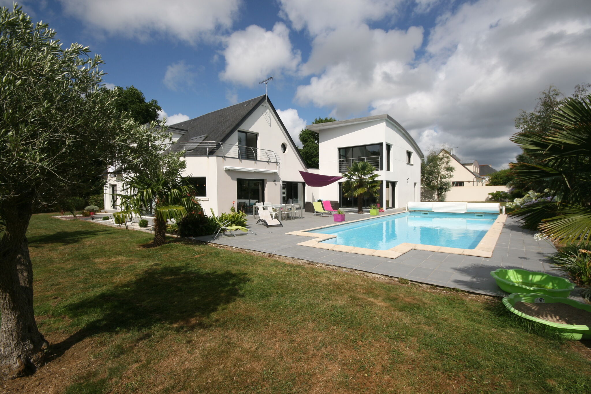 Moderne villa met verwarmd privé zwembad, gelegen op 2 km van het zandstrand.