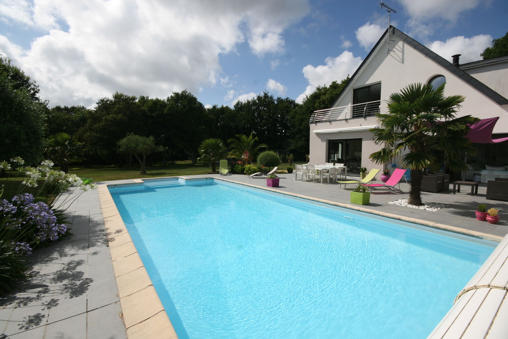 Moderne villa met verwarmd privé zwembad, gelegen op 2 km van het zandstrand.