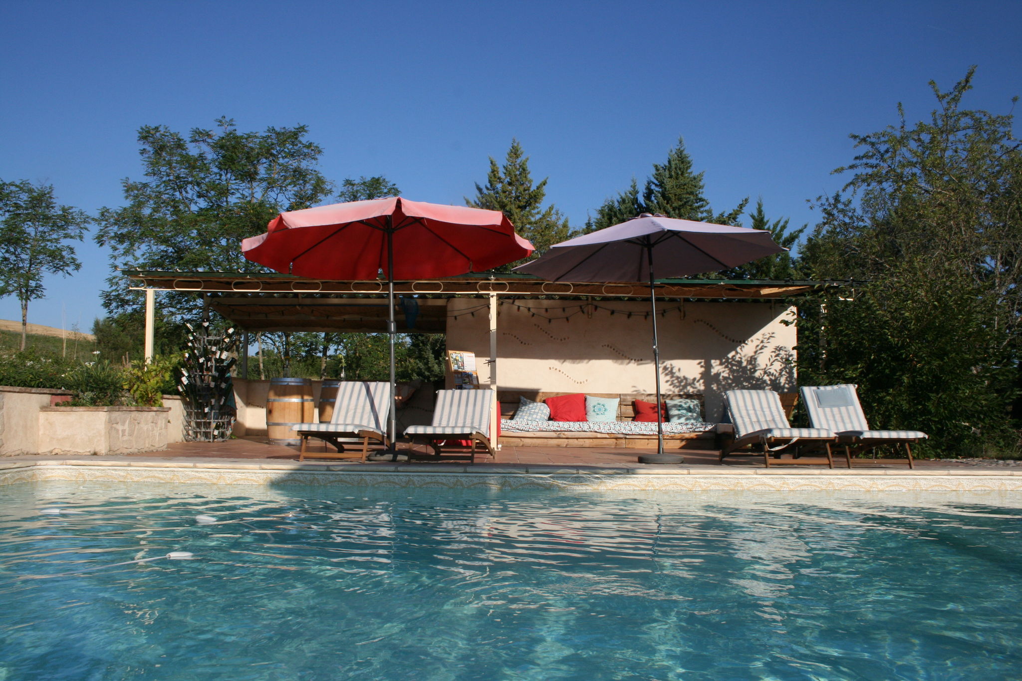 Gîte spacieux à Fayssac en France avec piscine