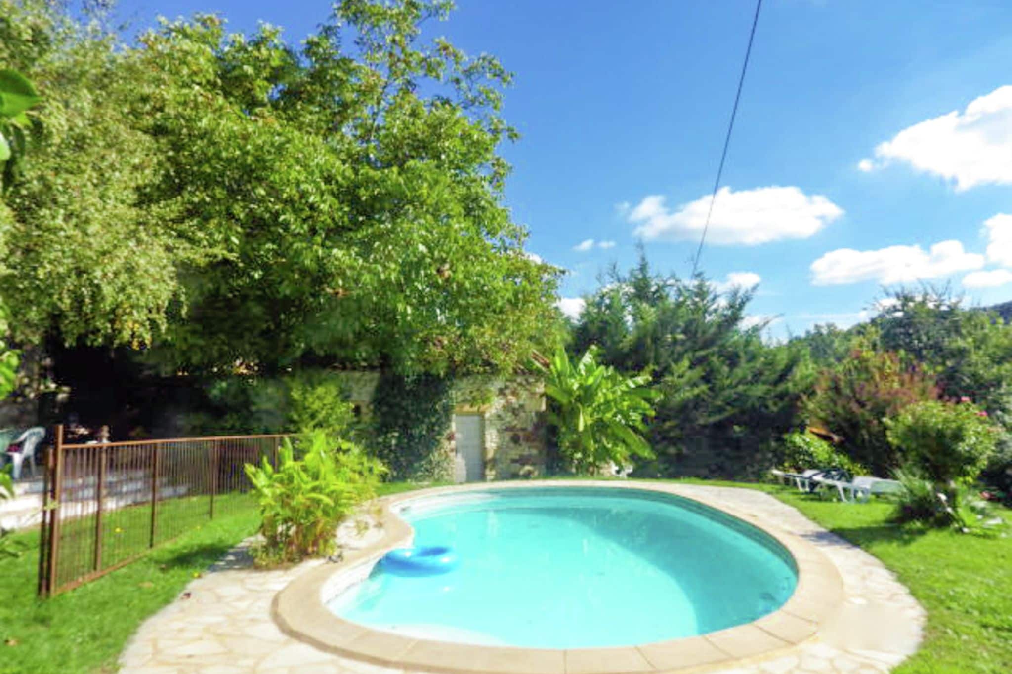 Maison de vacances pittoresque à Grives avec piscine