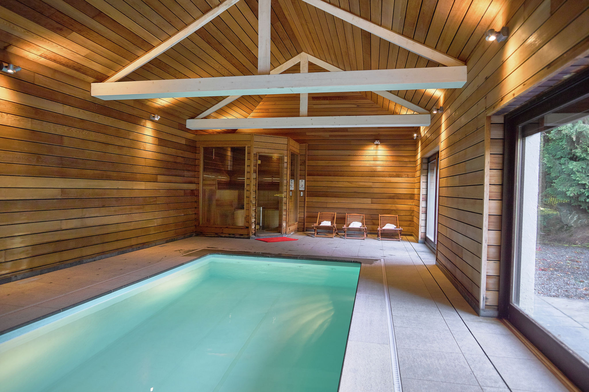 Luxueus landhuis met binnenzwembad, sauna en petanquebaan gelegen aan een rivier