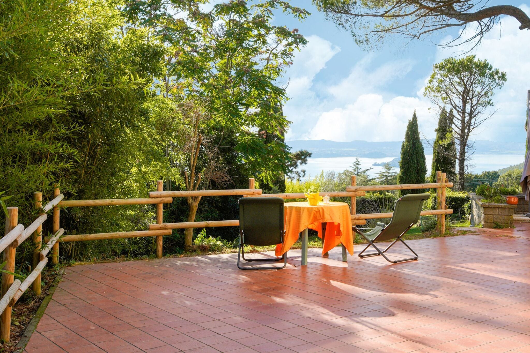 Villa met grote tuin met uitzicht op het meer van Bolsena