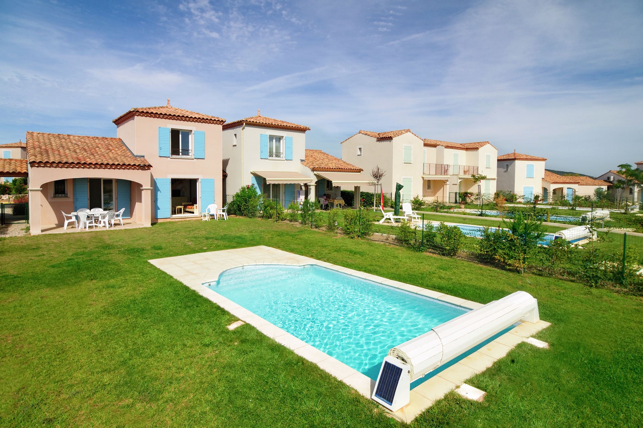 Zomerse villa met terras of loggia, gelegen in Languedoc