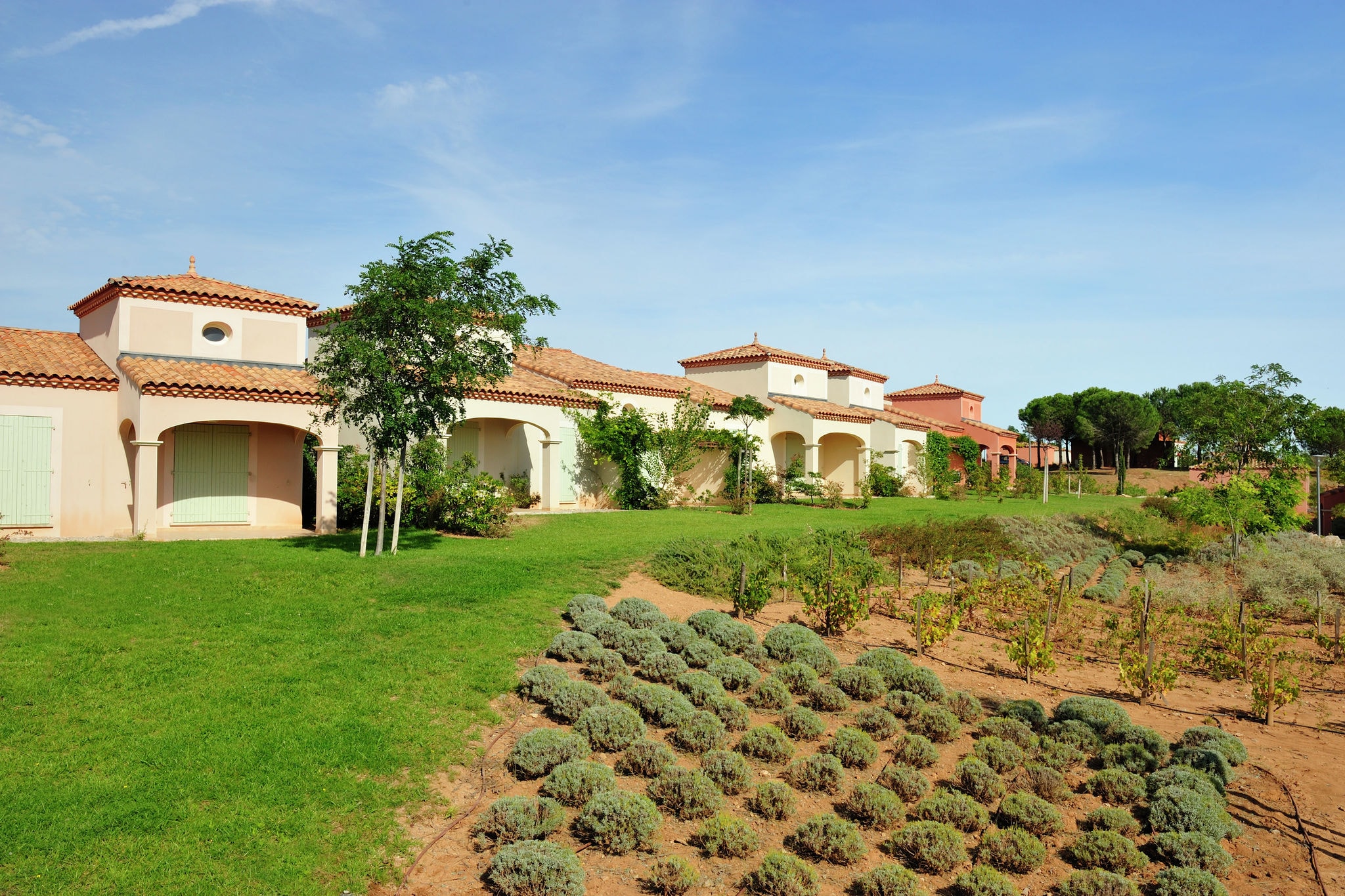 Zomerse villa met terras of loggia, gelegen in Languedoc