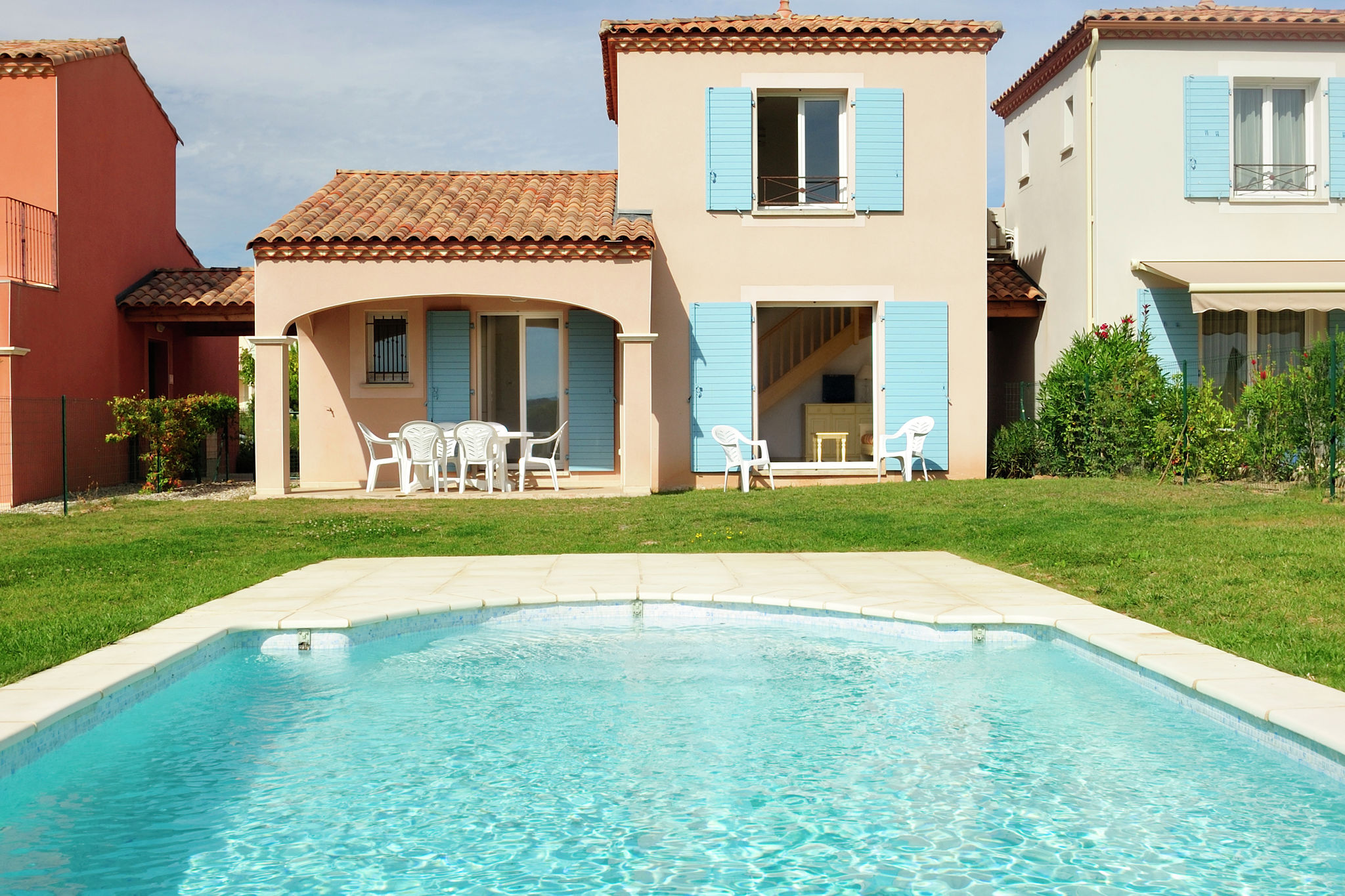 Villa d'été avec terrasse ou loggia, située en Languedoc