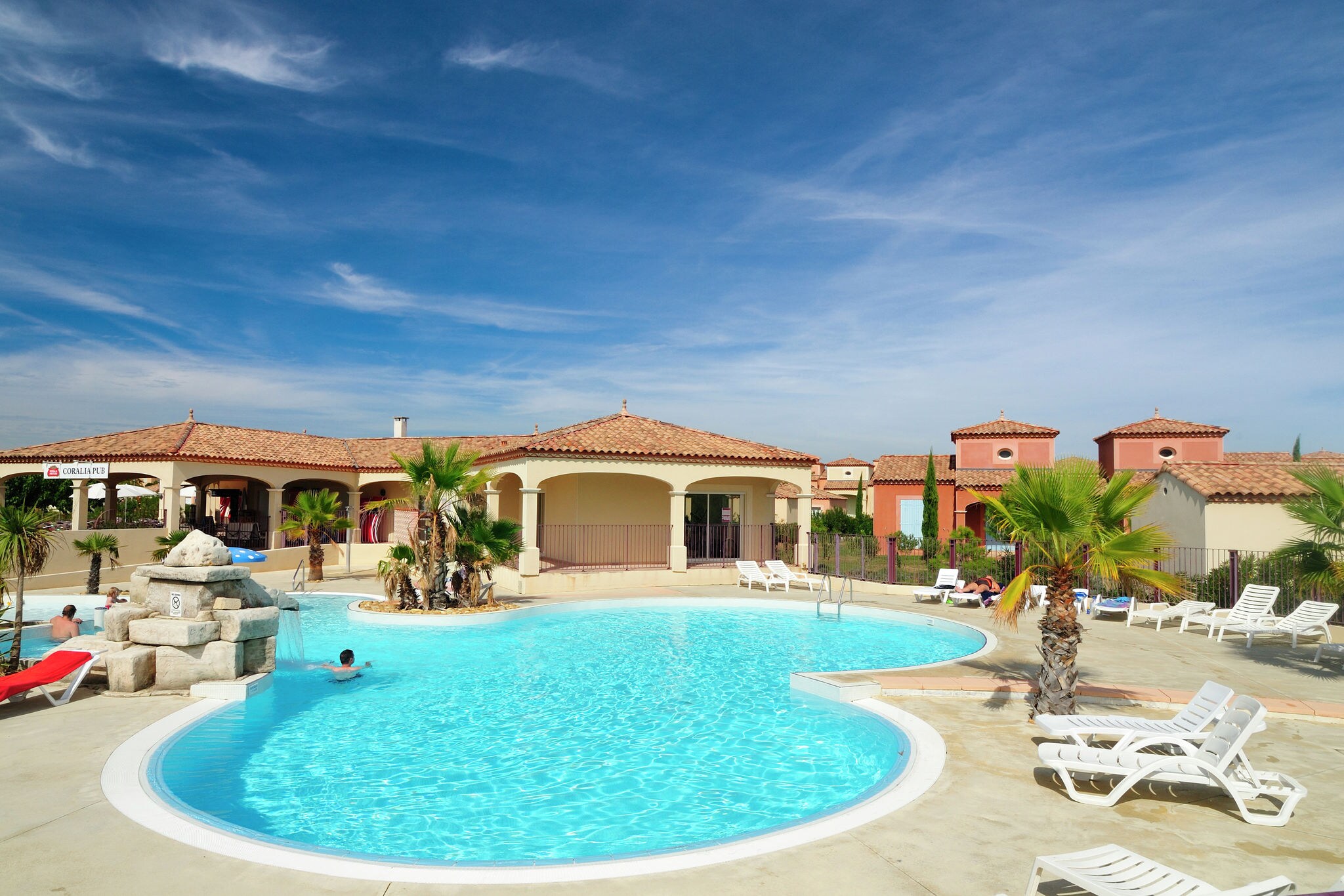 Villa d'été avec terrasse ou loggia, située en Languedoc