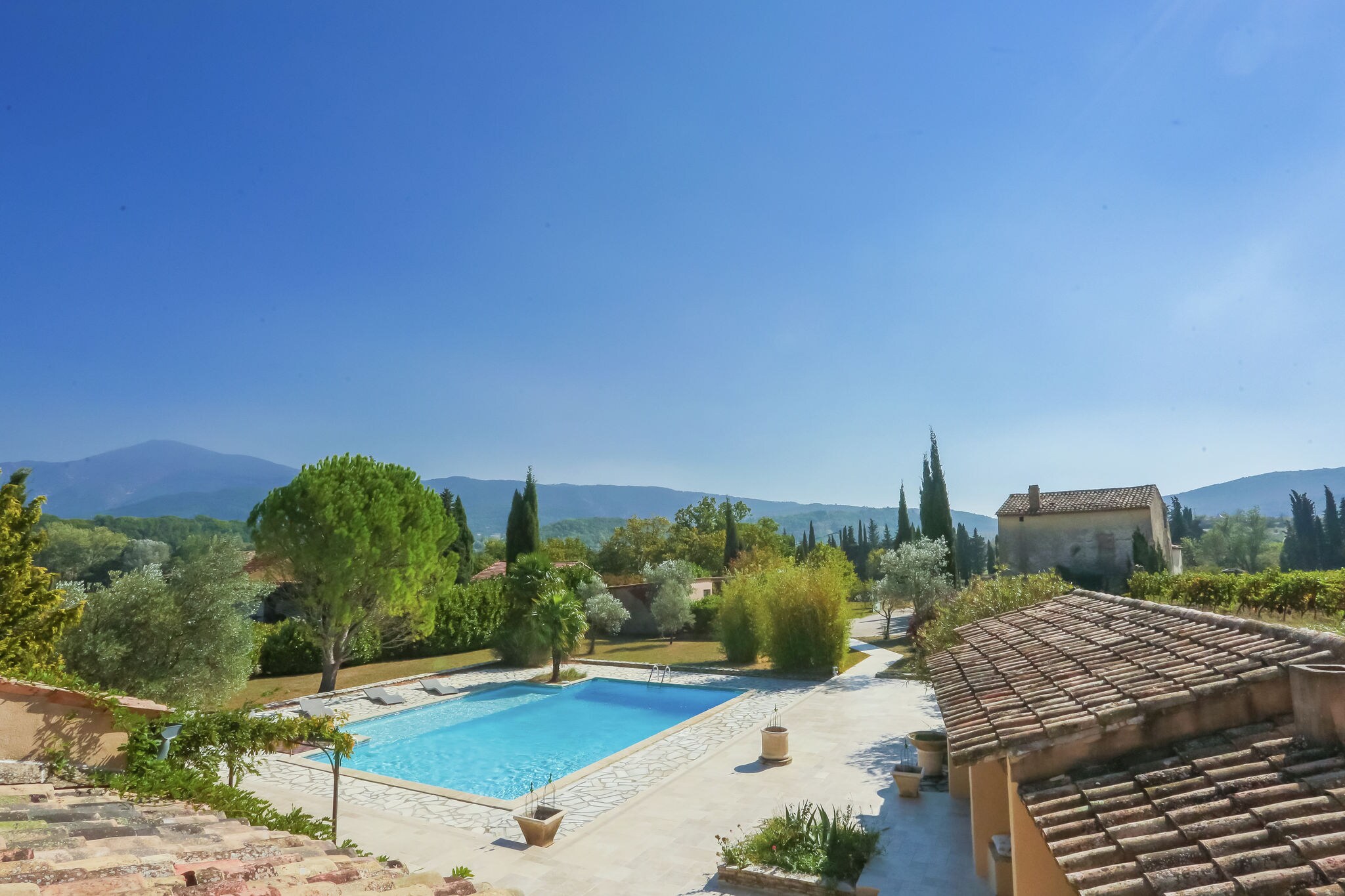 Delicious Provencal house on spacious private grounds with private pool