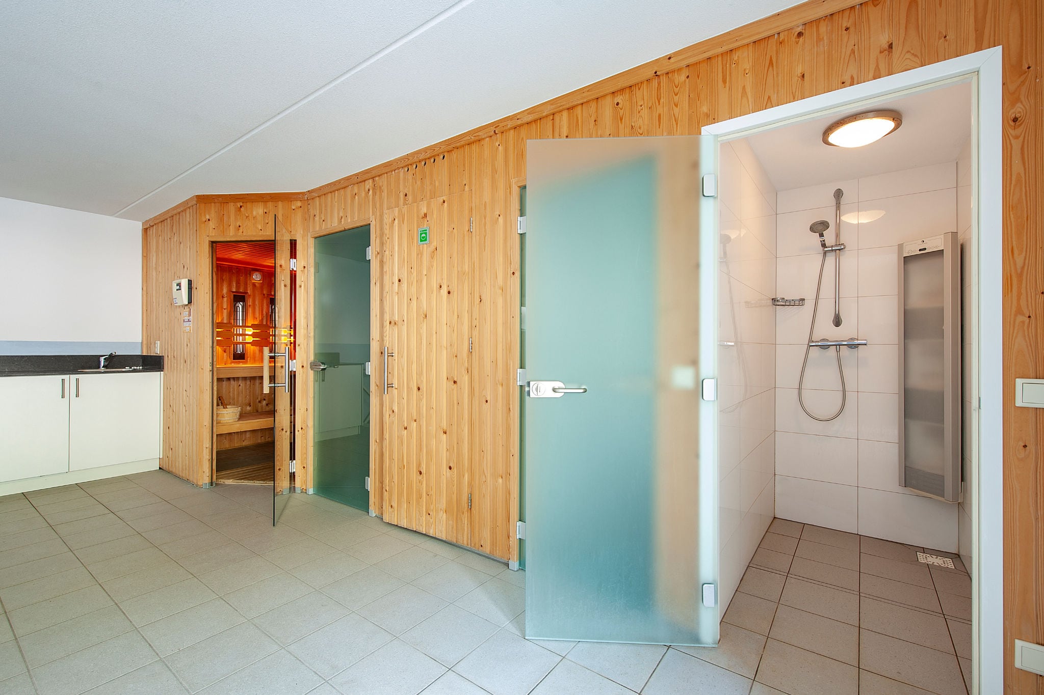 Villa avec piscine intérieure privée dans un parc de vacances dans le Maasduinen