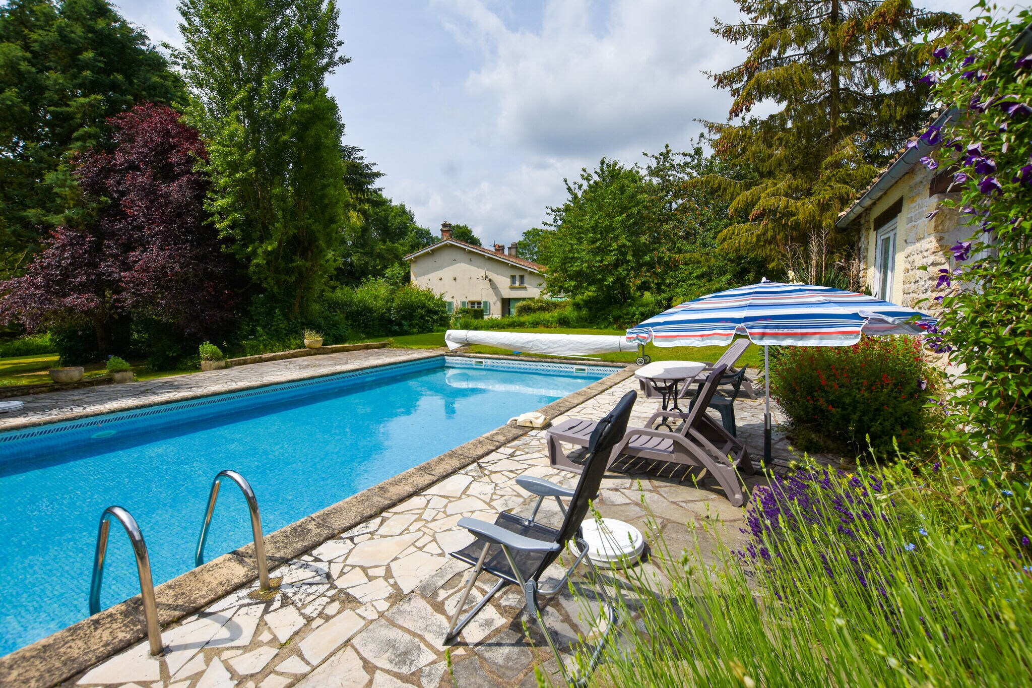 Gezellige cottage met zwembad in Souvigné, Frankrijk
