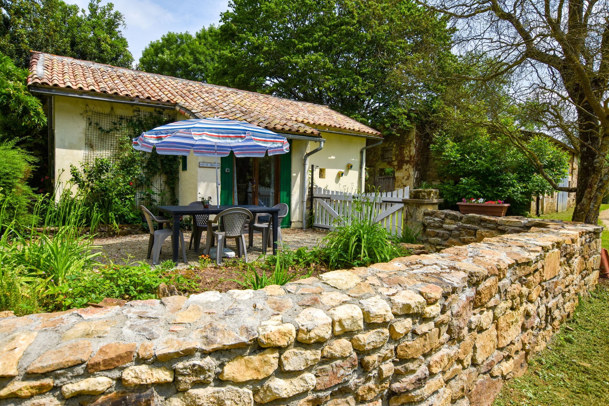 Gezellige cottage met zwembad in Souvigné, Frankrijk