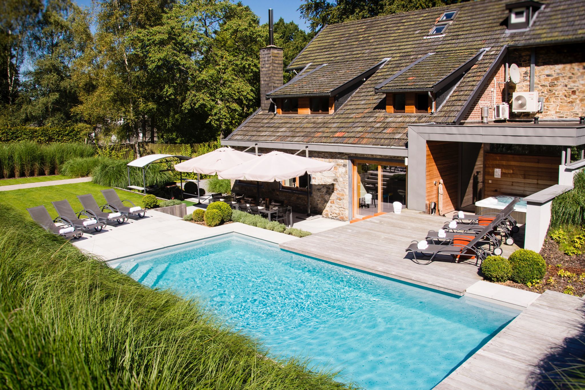 Aantrekkelijk vakantiehuis in Spa met een zwembad