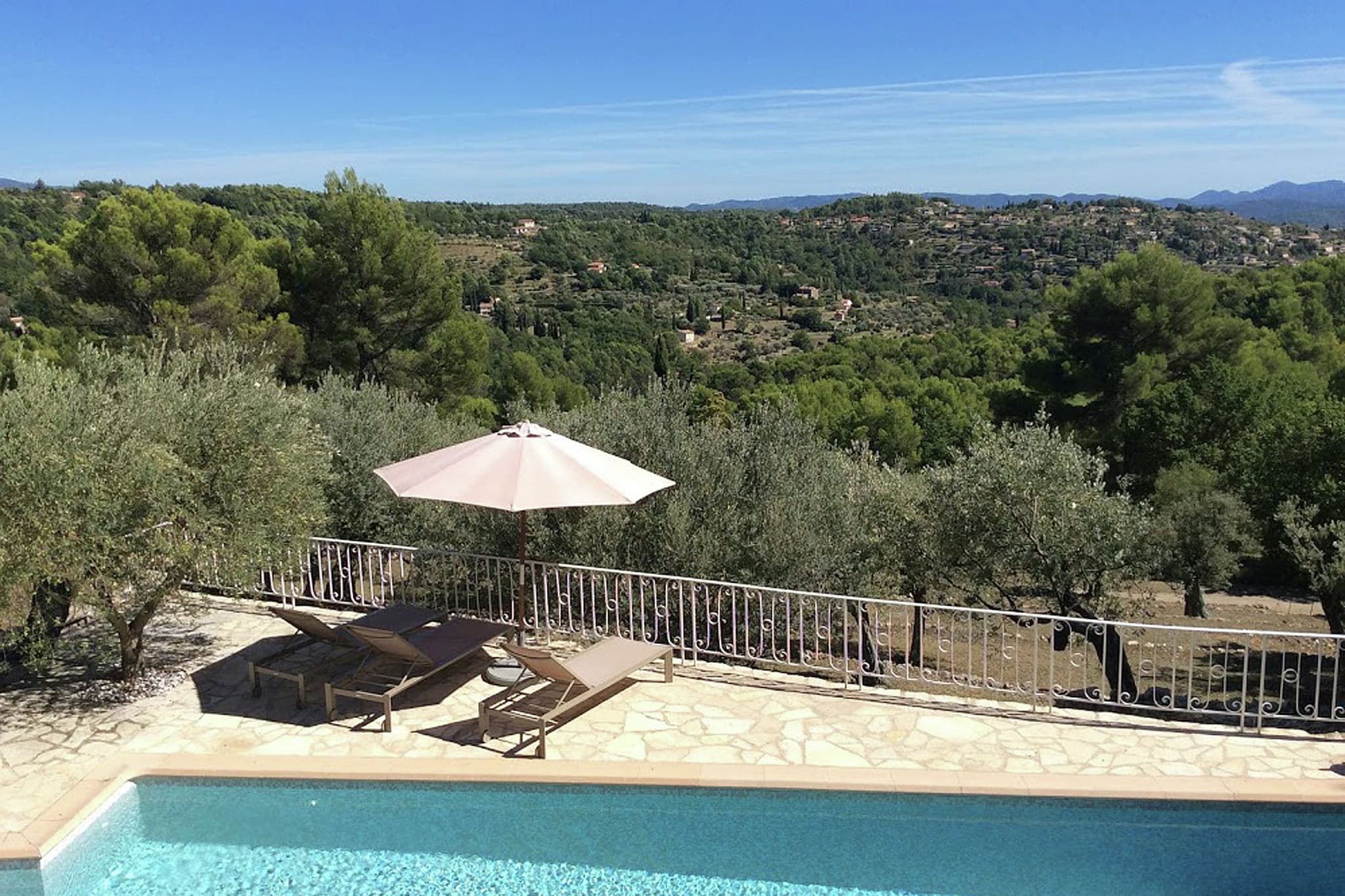 Provencal air-conditioned villa with private pool and stunning views