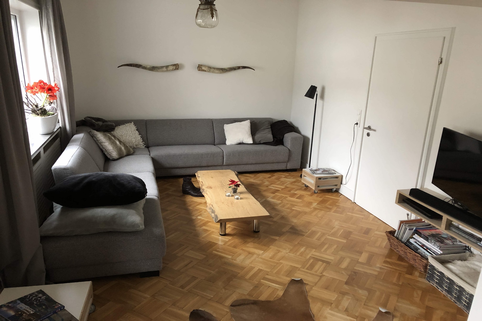 Ground floor: (Bedroom with bathroom(bunk bed, bath tub, washbasin))\n\nOn the 1st floor: (bedroom(2x bunk bed, 2x children\'s bed), bedroom(double bed, 2x washbasin), Bedroom with bathroom(double bed, shower, washbasin), Bedroom with bathroom(double bed, shower, washbasin), Bedroom with bathroom(double bed, shower, washbasin))\n\nopen kitchen(dining table(14 persons), bar, cooker(5 ring stoves, gas), coffee machine(cups, filter), oven(grill-oven), microwave, dishwasher, fridge(+ freezer), freezer, 2x high chair), Living/diningroom(TV(flatscreen, satellite), DVD player, radio, CD player), bathroom(shower, washbasin, toilet), bathroom(shower(unit), washbasin, toilet), toilet, recreation room(TV, DVD player, game computer, table football), ski storage, garage, bunk bed, tumble dryer, bathtub or shower, shower, washing machine, heating(central), terrace, garden(partially fenced, > 1000 m2), bicycle storage, garden furniture, BBQ, parking, trampoline, deckchairs, parasol, changing mat, ironing board, party games