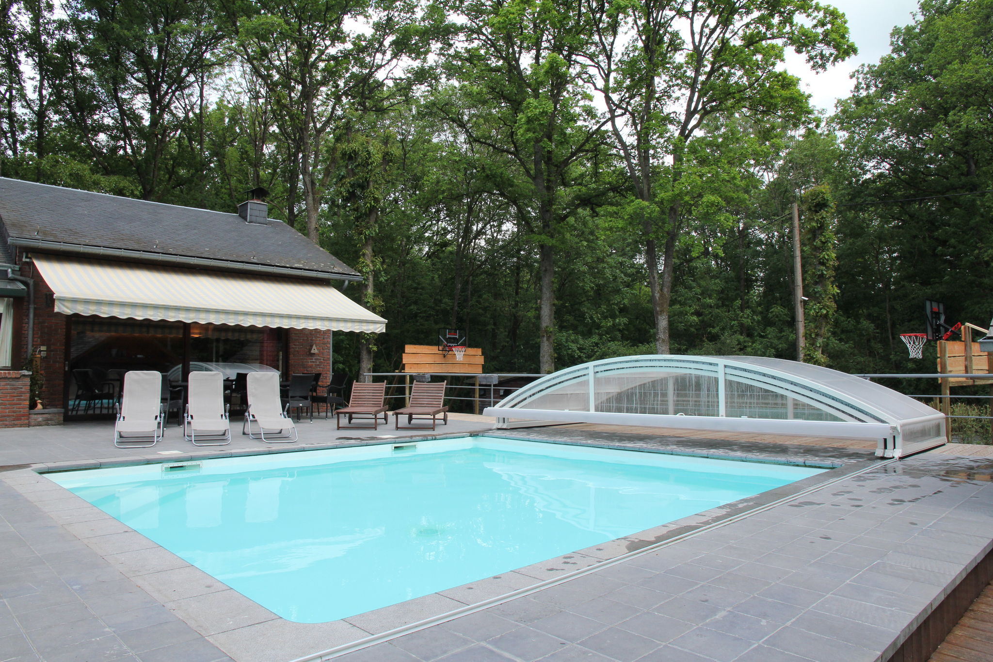 Villa confortable à Marche-en-Famenne avec piscine privée