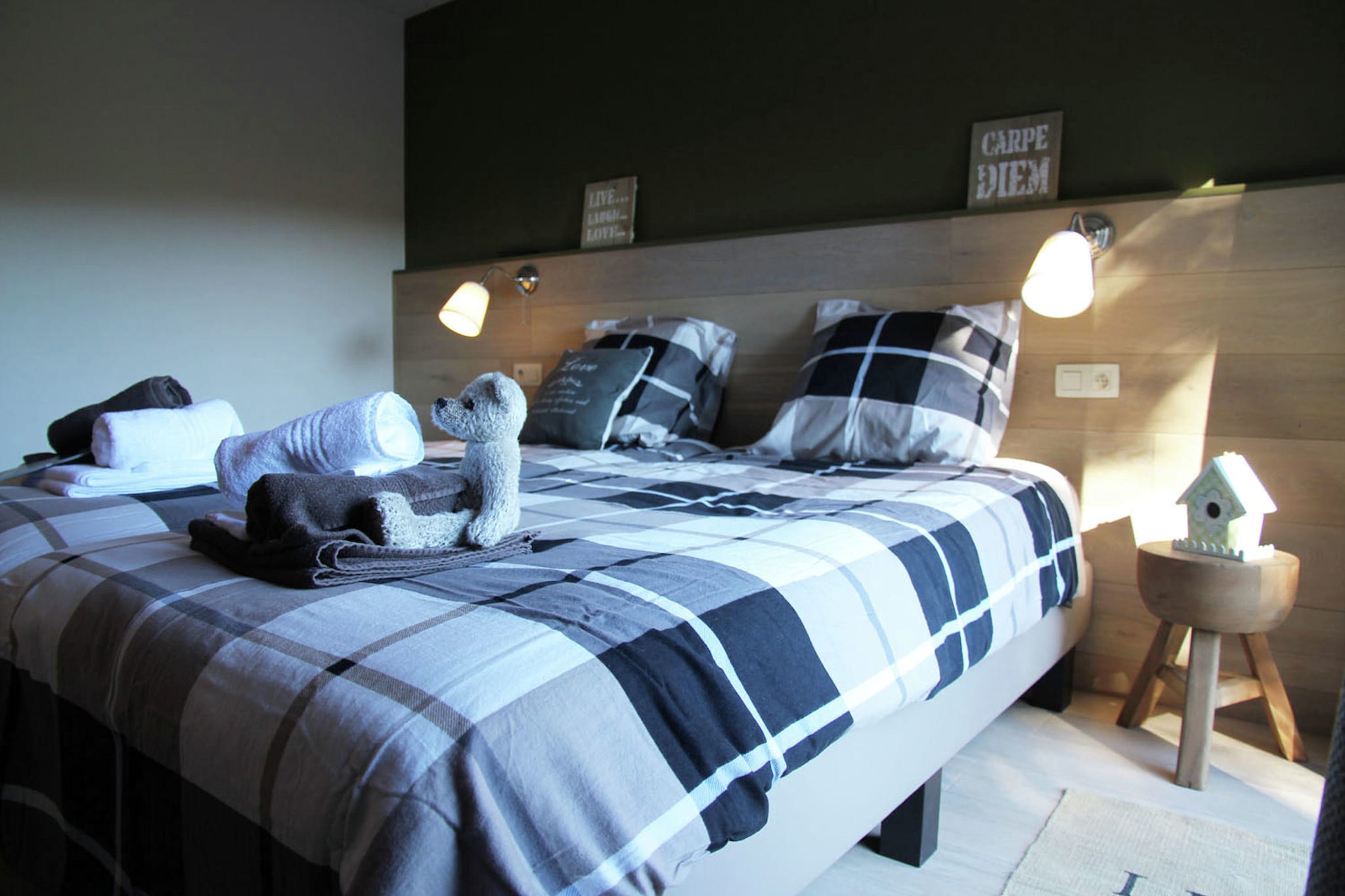 Ground floor: (Living room(TV(flatscreen), fireplace, DVD player, CD player, stereo unit, balcony), dining room(dining table(18 persons)), Kitchen(bar, cooker(6 ring stoves, gas), coffee machine(cups, filter), 2x oven, microwave, 2x dishwasher, 2x fridge(american)), toilet(toilet), garden doors)\n\nBasement: (bedroom(double bed, TV(flatscreen)), bedroom(double bed, bunk bed, TV(flatscreen)), bedroom(single bed, single bed, TV(flatscreen)), Bedroom with bathroom(double bed, bunk bed, bunk bed, TV(flatscreen), shower(walk-in shower), washbasin), Bedroom with bathroom(double bed, bunk bed, TV(flatscreen), shower(walk-in shower), washbasin), Bedroom with bathroom(double bed, TV(flatscreen), shower(walk-in shower), washbasin), toilet(toilet), toilet(toilet), toilet(toilet))\n\nsauna(6 persons), Internet access, hot tub, heating(central), air conditioning, terrace, garden, bicycle storage, garden furniture(18 persons), BBQ, parking, deckchairs, parasol, boules court, air hockey, children\'s bed, children\'s bed