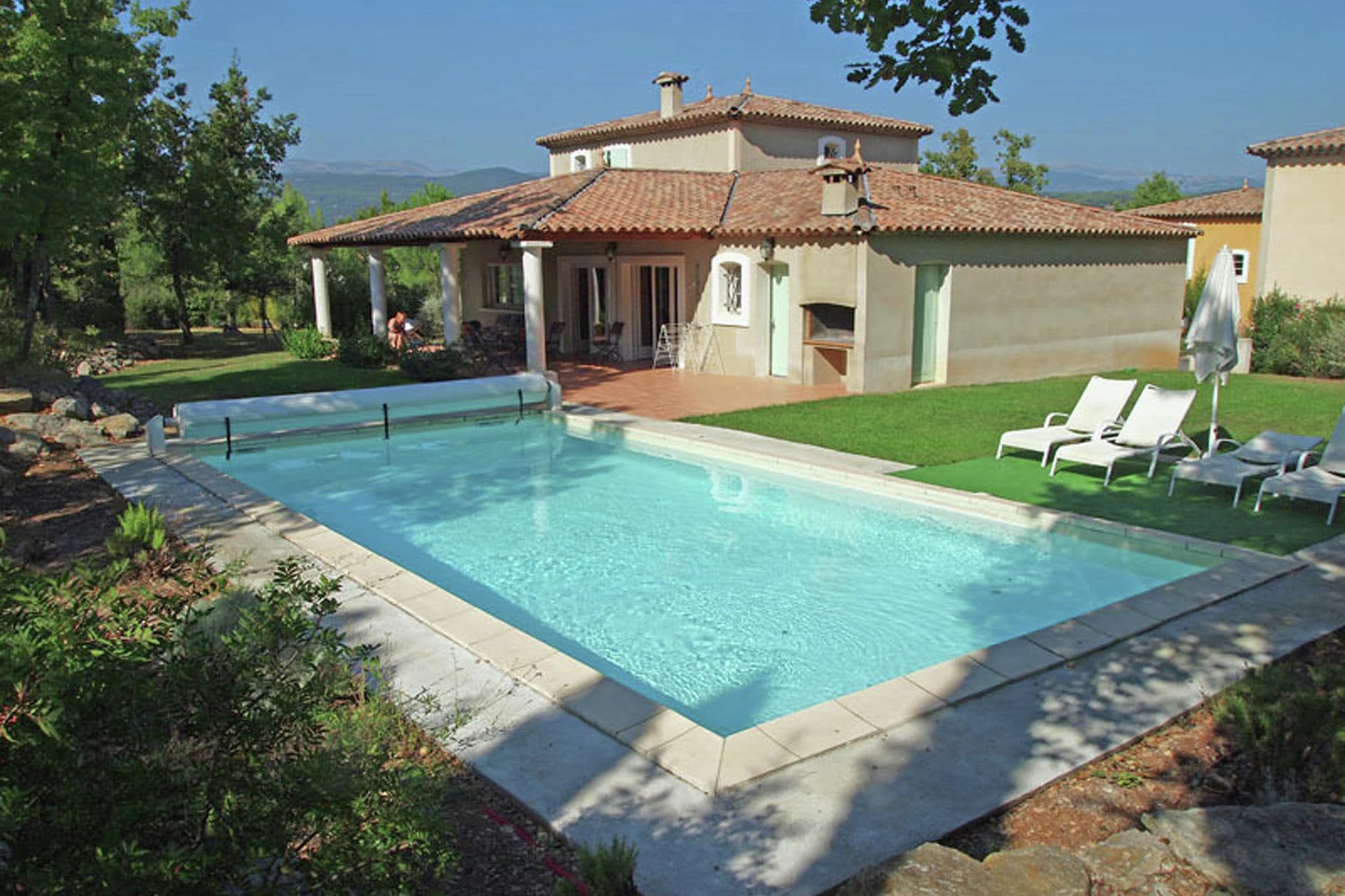 Stijlvolle villa met privé zwembad, laadpaal en airco, op villapark bij Fayence.
