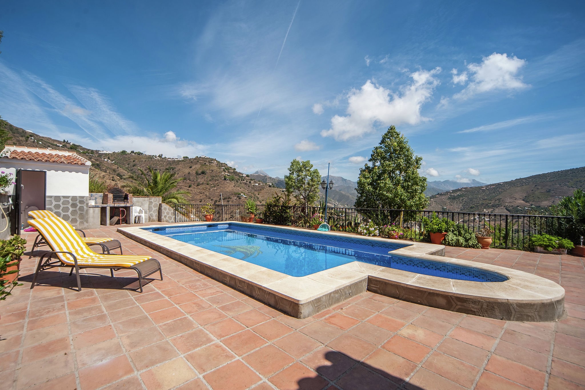 Spacious cottage with private pool and beautiful views of mountains and sea