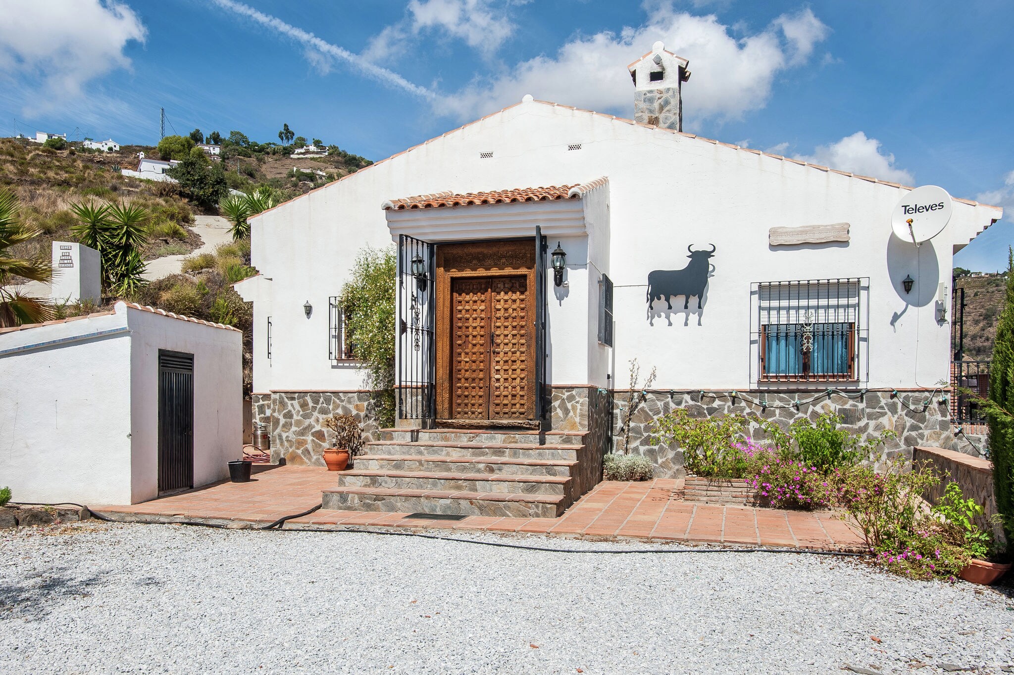Spacious cottage with private pool and beautiful views of mountains and sea