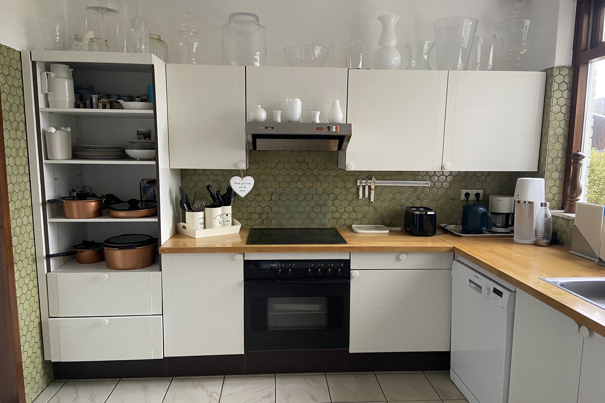 Ground floor: (Kitchen(electric kettle, cooker(ceramic), coffee machine(cups), oven(grill-oven), microwave, dishwasher, fridge-freezer), Living/diningroom(TV, dining table(6 persons), fireplace, seating area, DVD player, CD player, stereo unit))\n\nOn the 1st floor: (bedroom(double bed, TV), bedroom(2x single bed), bathroom(bath tub, shower, toilet), Landing, TV, balcony)\n\nbathtub or shower, heating, terrace(50 m2), garden(fenced), bicycle storage, garden furniture(6 persons), sun loungers, BBQ, parking, deckchairs, ironing board