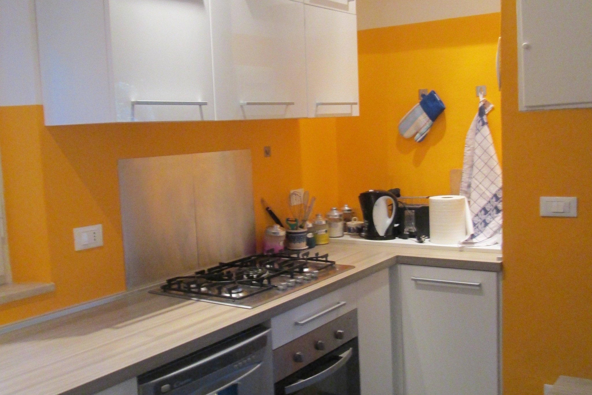 Ground floor: (Entrance, hall, Sitting room(TV(satellite), fireplace, seating area, balcony), dining room(dining table), Kitchen(hob, electric kettle, cooker(5 ring stoves), cooker, oven, dishwasher, fridge-freezer, Blender), bedroom(double bed), bedroom(2x single bed), walk-through bedroom(single bed), bathroom(bathtub with shower, washbasin, toilet, bidet, washing machine), bathroom(shower, washbasin, toilet, bidet), heating)\n\nOn the 1st floor: (hall, bedroom(small double bed), bedroom(2x single bed), toilet(shower, washbasin, toilet, bidet), heating)\n\ngarage, garden, garden furniture, BBQ, hammock