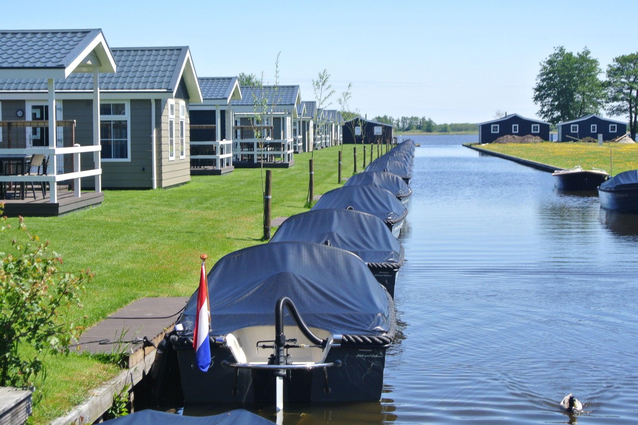 Lodge with an electric sloop in Giethoorn Centre