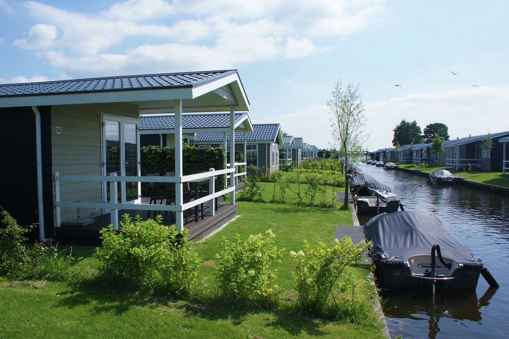 Lodge with an electric sloop in Giethoorn Centre