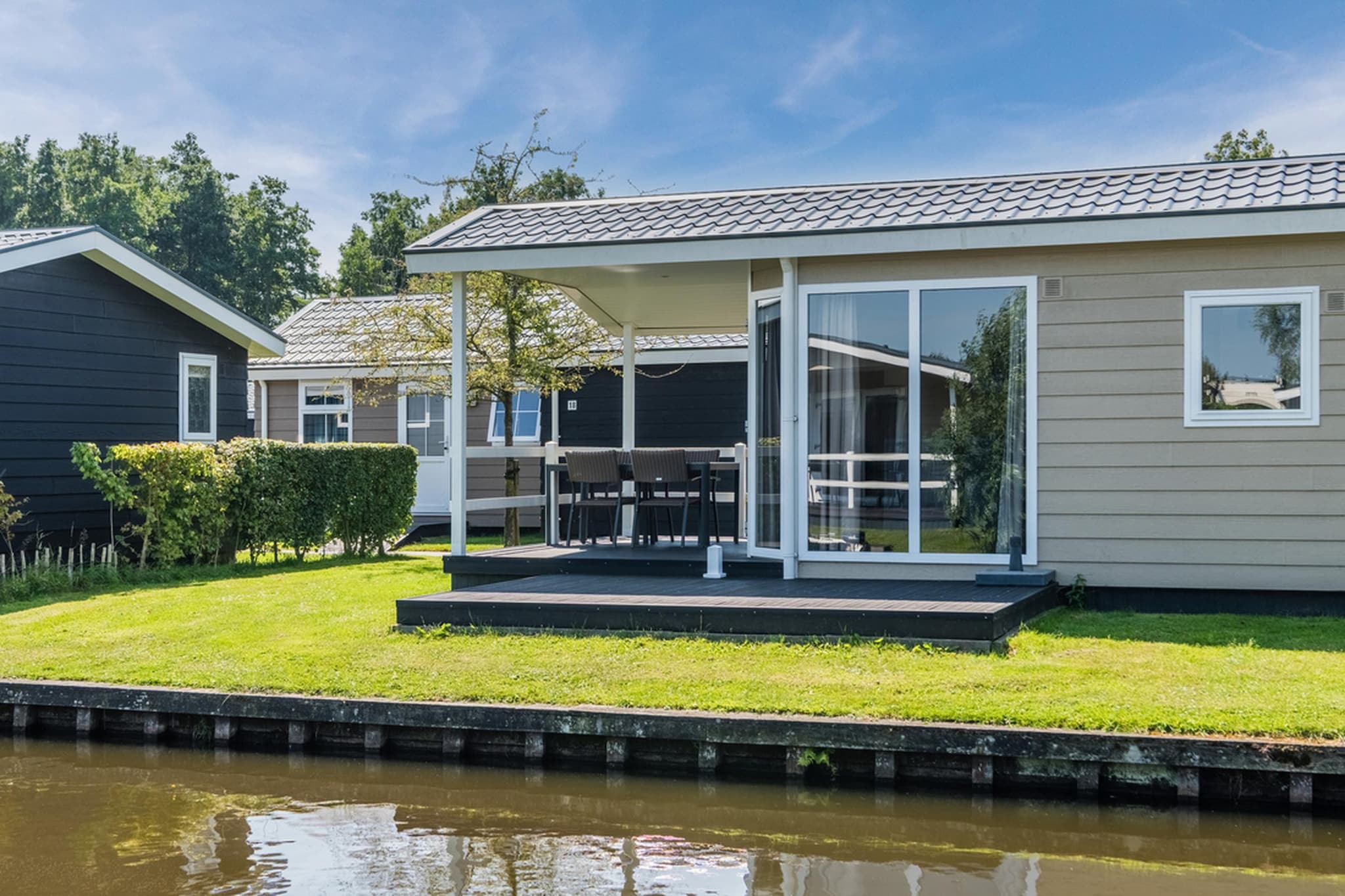 Vakantiepark Giethoorn 3 - Buitenkant zomer