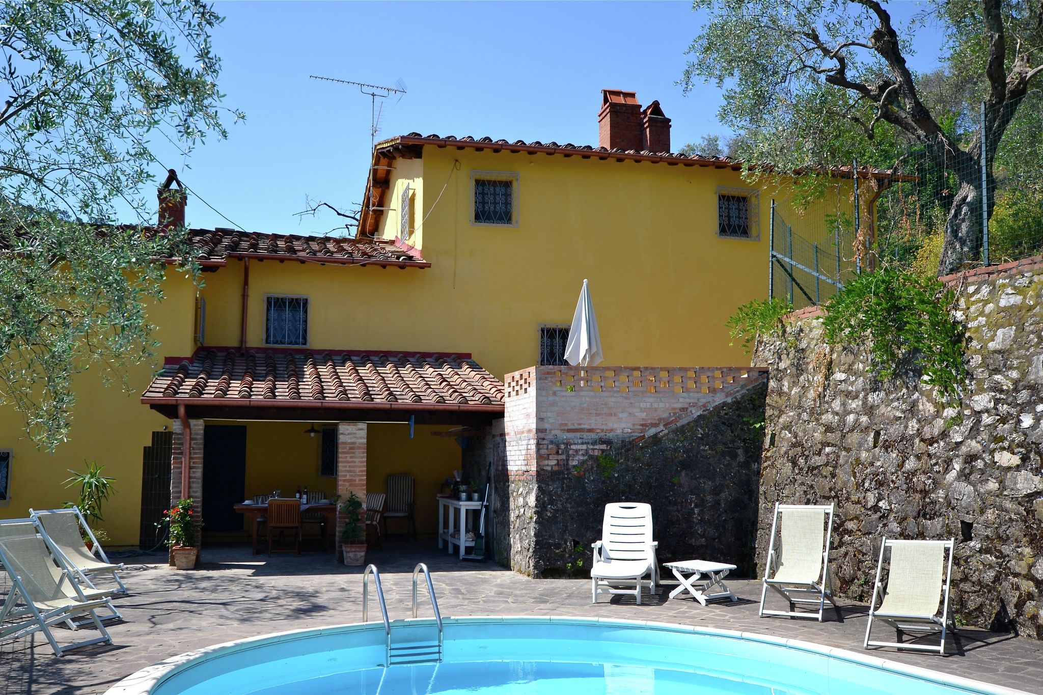 Einladendes Ferienhaus in Vicopisano mit Swimmingpool