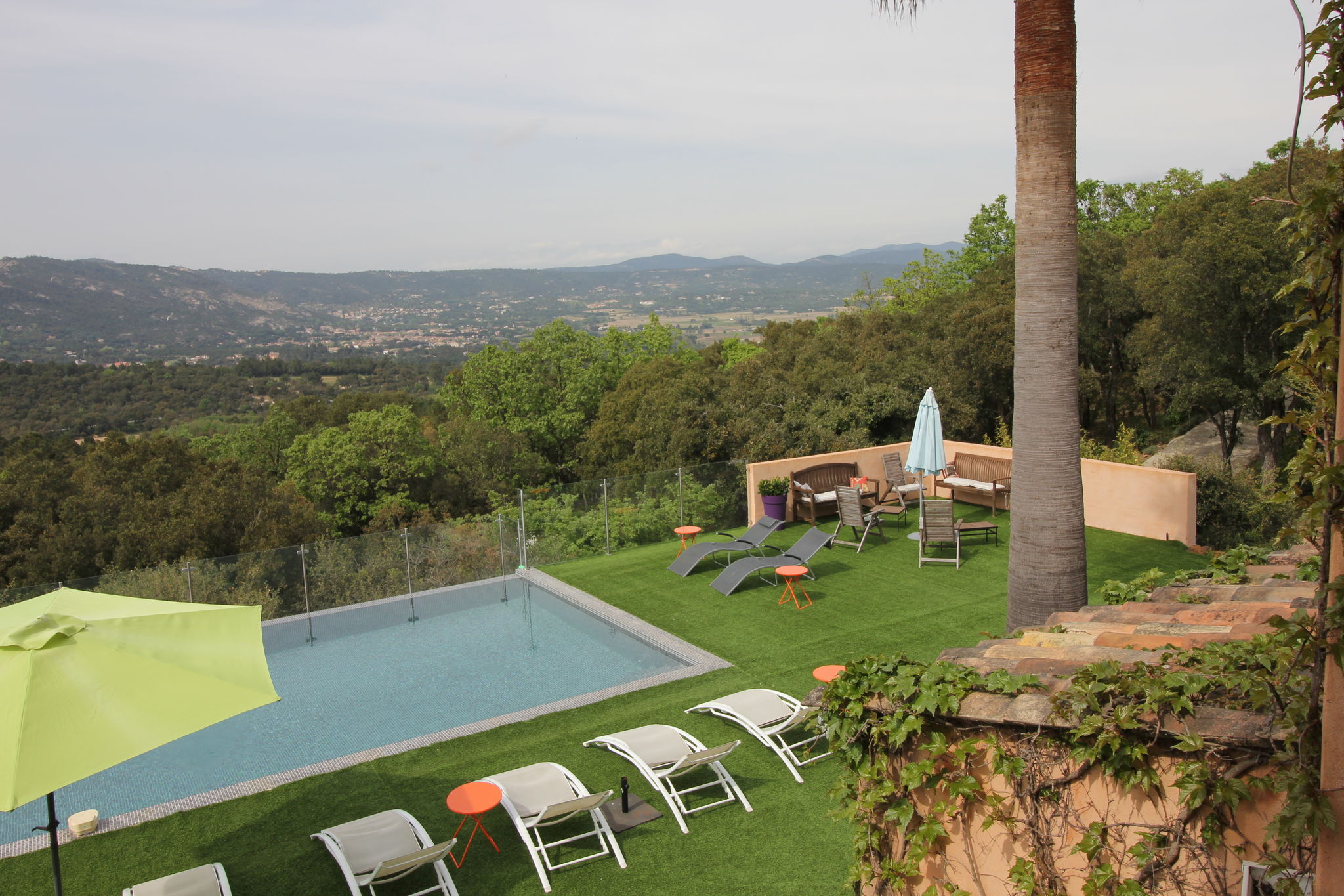 Ruime villa met privézwembad en weids uitzicht , 6 km van de Middellandse Zee