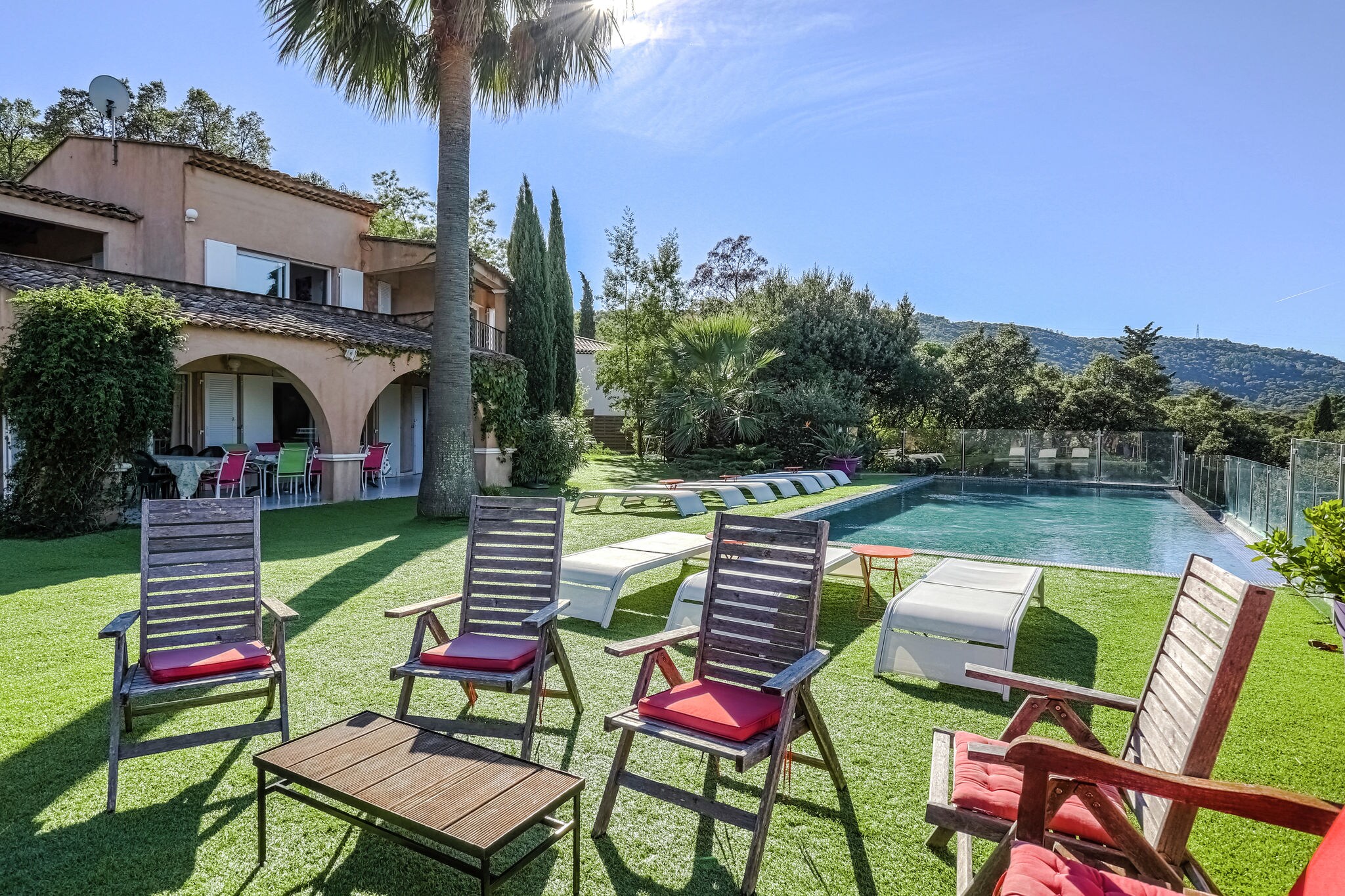 Ruime villa met privézwembad en weids uitzicht , 6 km van de Middellandse Zee