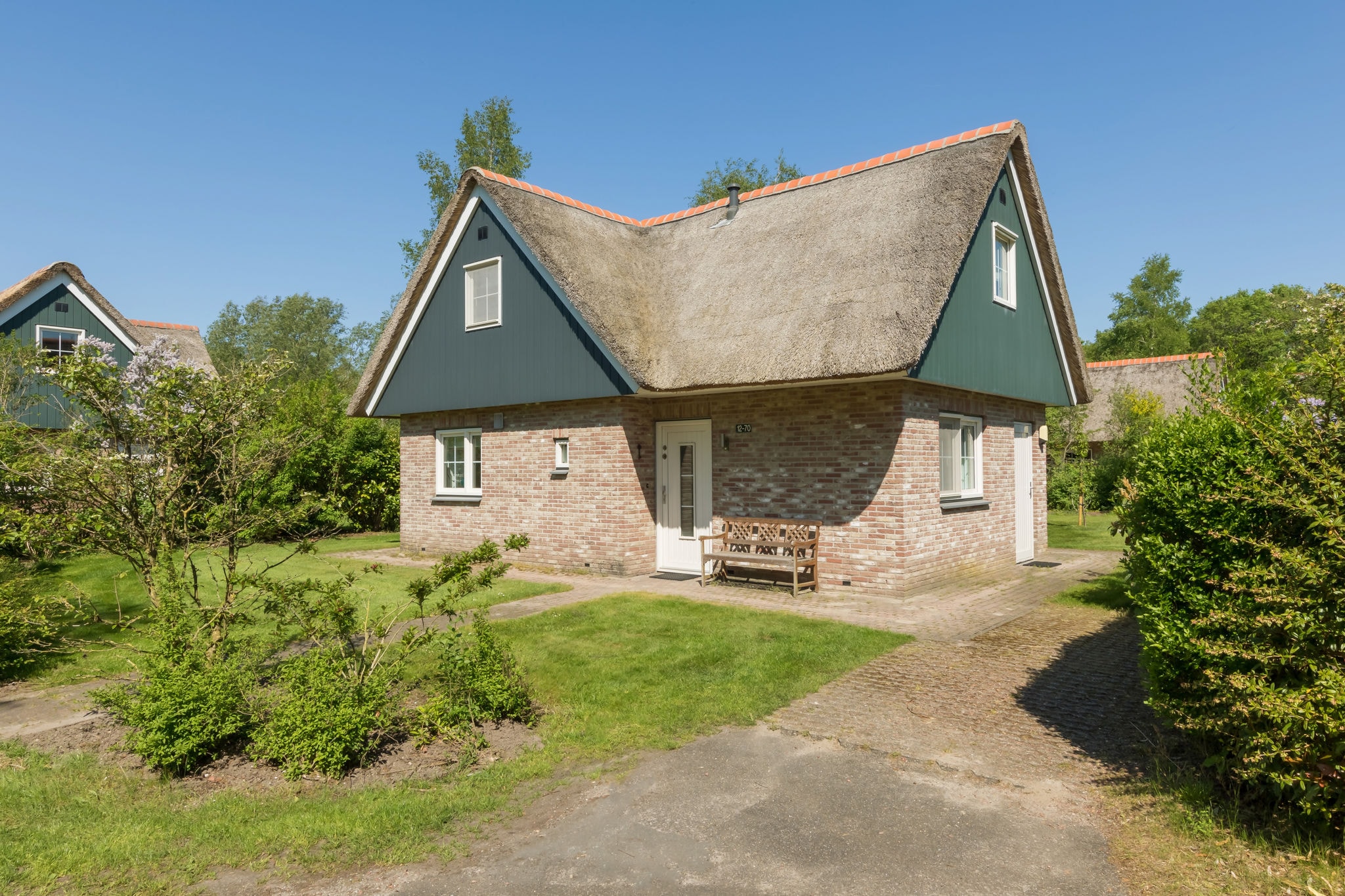 Great thatched villa with solarium, in a national park