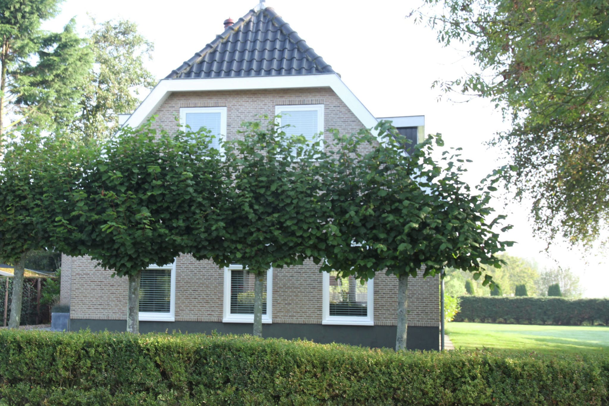 Moderne Villa mit Garten in Groet