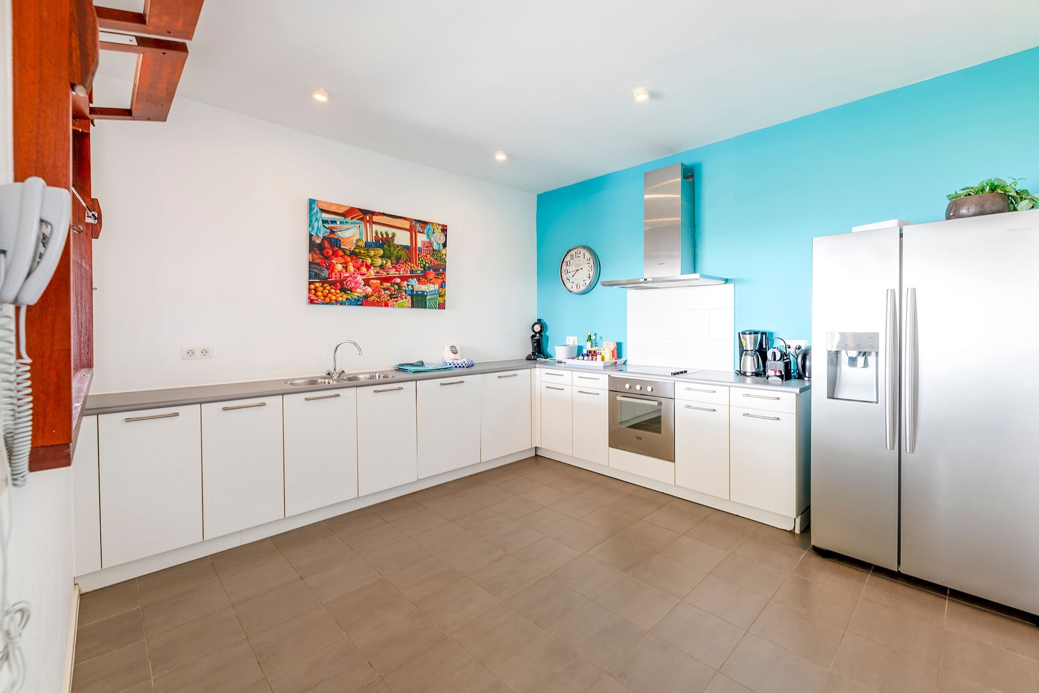 open kitchen(cooker(electric), coffee machine(pads), oven(grill-oven), dishwasher, fridge, high chair), Living/diningroom(TV(flatscreen), dining table(6 persons), CD player, stereo unit), bedroom(2x single bed, air conditioning), bedroom(2x single bed, air conditioning), Bedroom with bathroom(2x single bed, shower, toilet, air conditioning), bathroom(baby bath, shower, toilet, changing mat), toilet, conservatory/veranda, washing machine, air conditioning, terrace(30 m2), terrace(8 m2), garden, garden furniture, parking, swimming pool(shared with other guests), children\'s bed