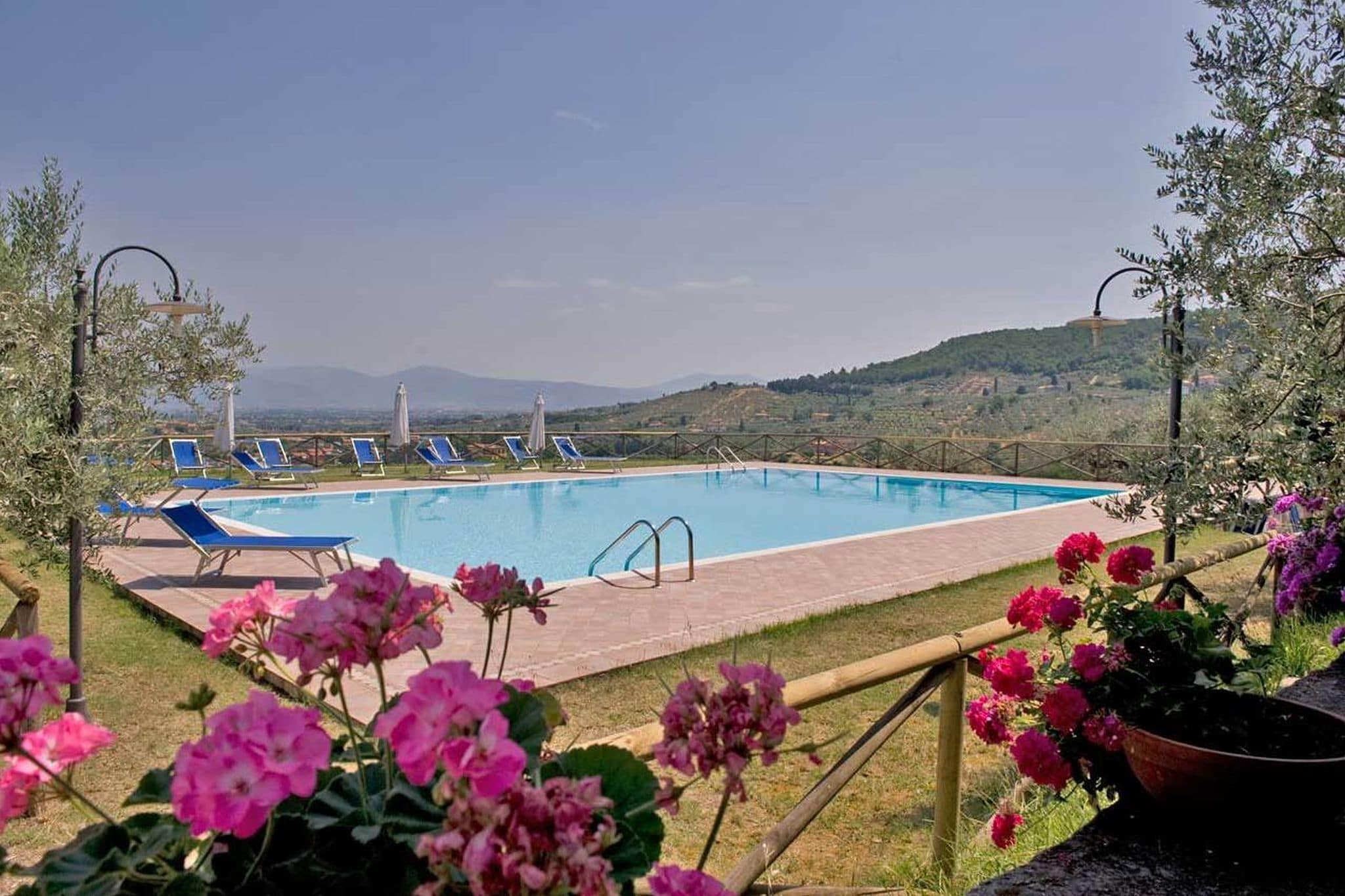 Boerderij met zwembad, omringd door heuvels en olijfbomen in Montalbano