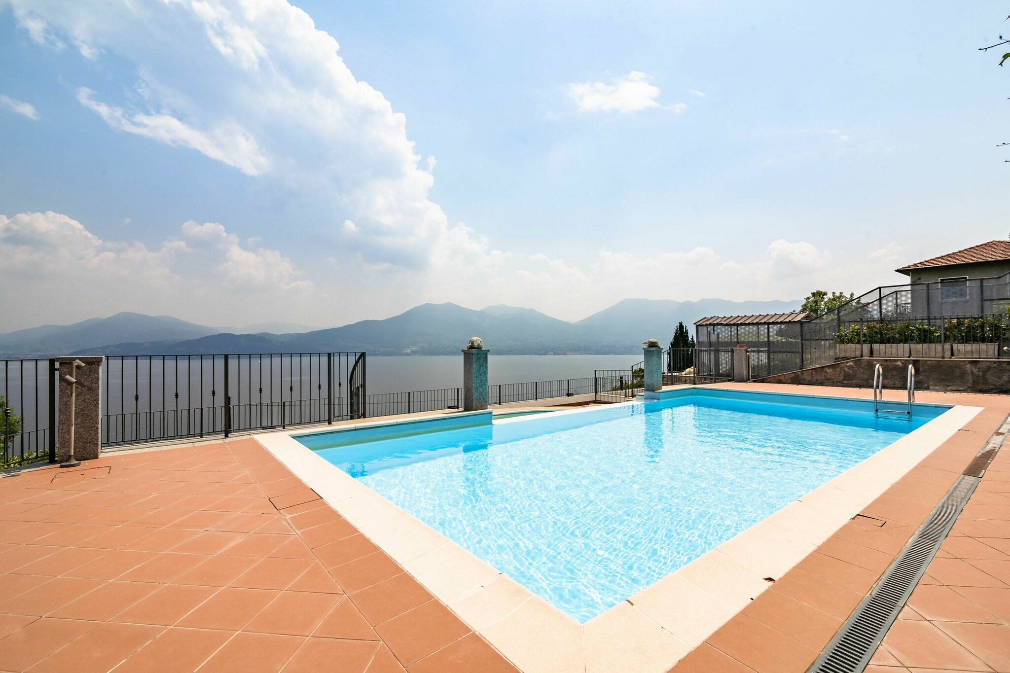 Modernes Appartement mit Swimmingpool in Oggebbio Italien