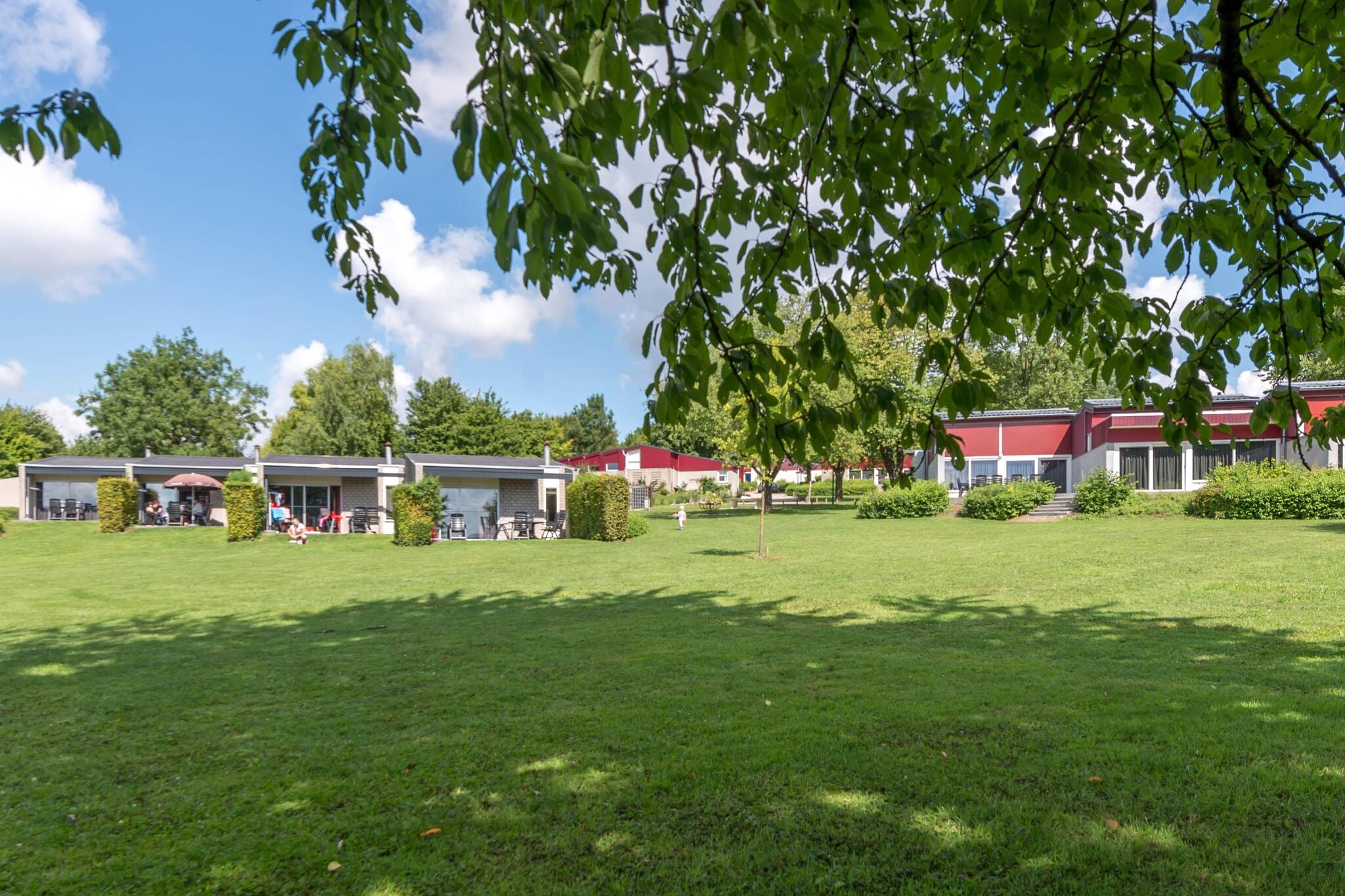 Verzorgde bungalow met tuin, 4 km. Valkenburg