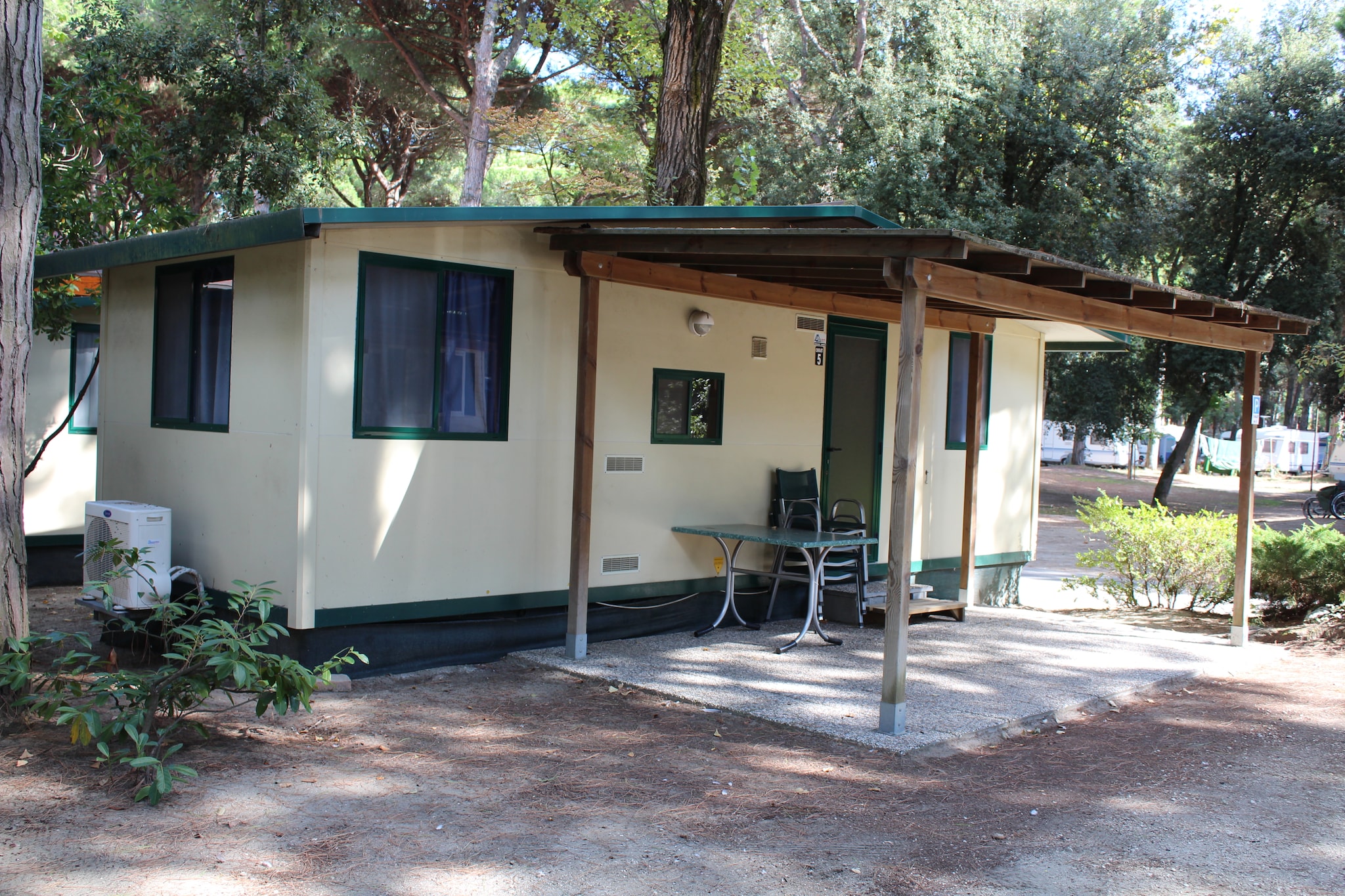 Freistehendes Chalet mit überdachter Terrasse an der Adria