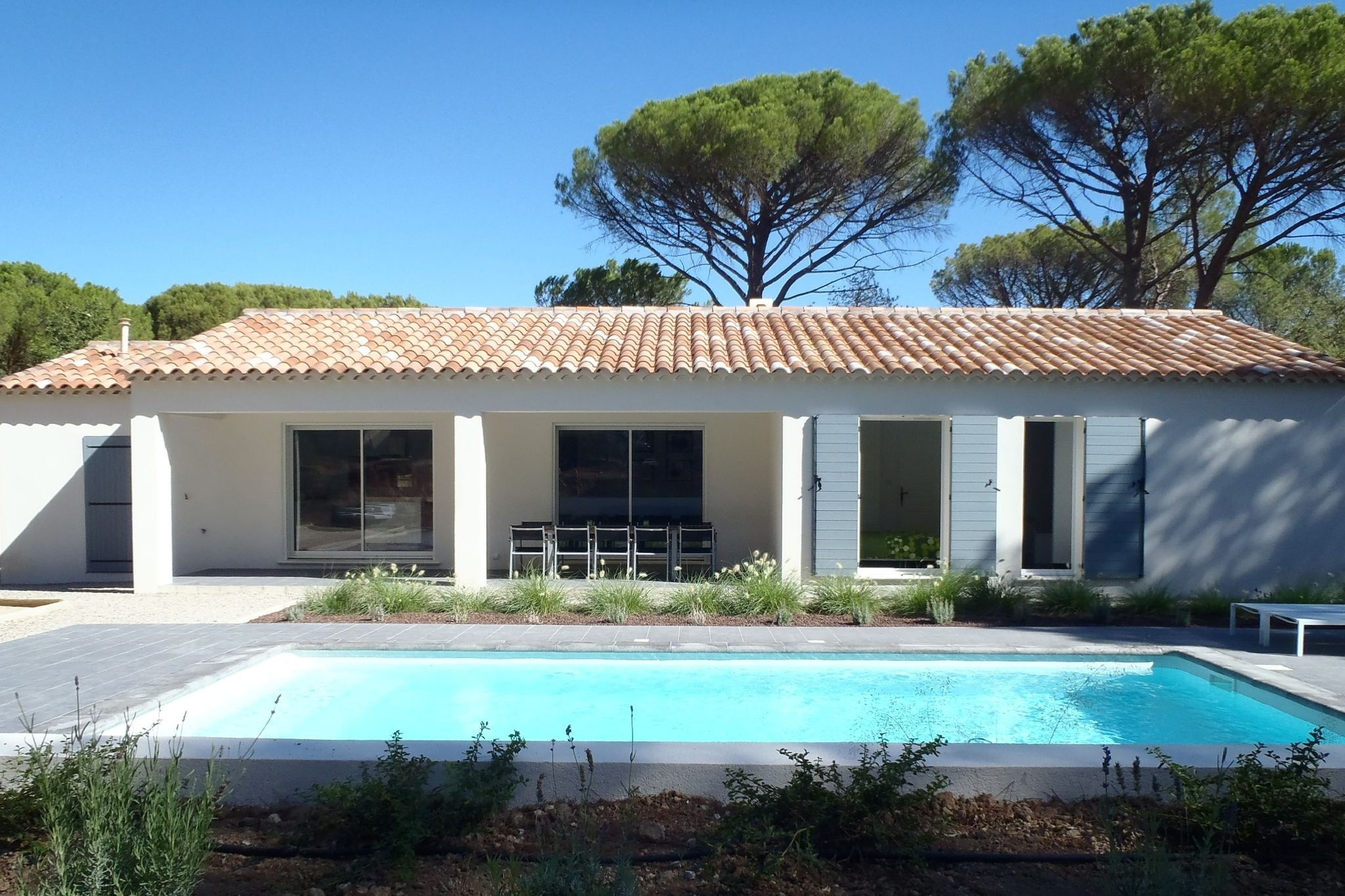 Moderne Villa in der Provence mit überdachter Terrasse